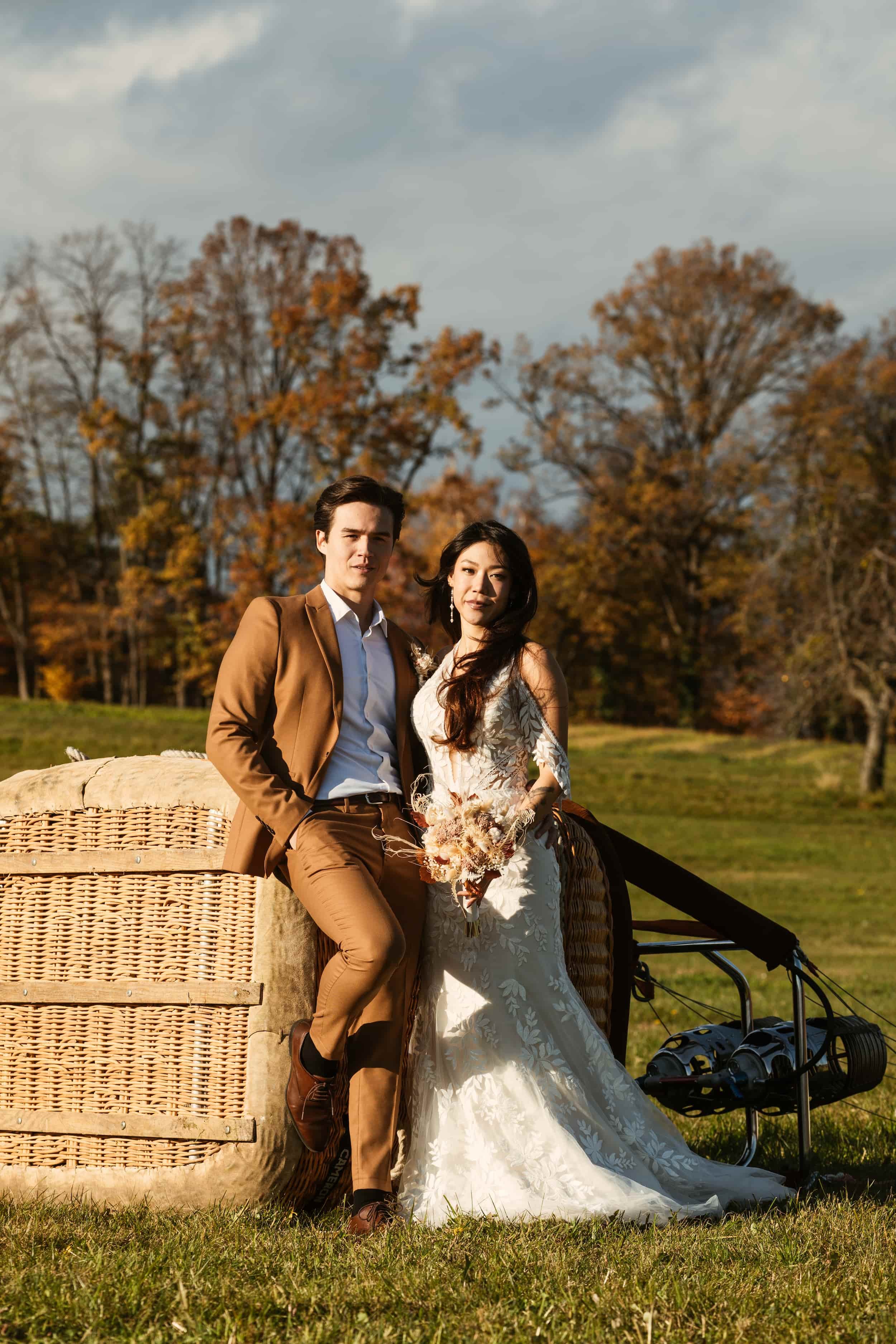 Ballooning Crew_Autumn_Styled_Wedding_Photoshoot_Brautpaar beim Korb.jpg