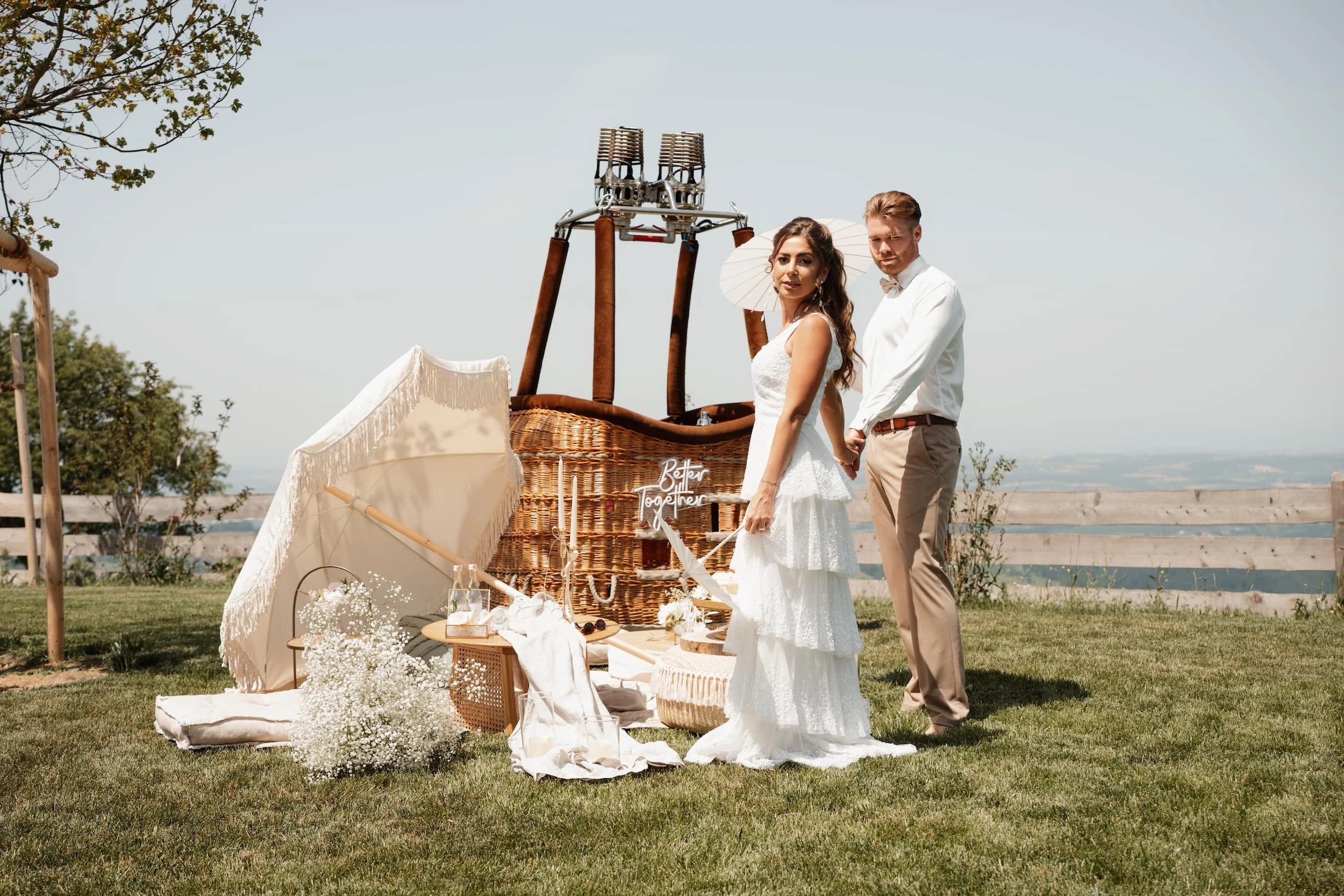Ballooning Crew_Modern Garden Styled Wedding Shoot_Wedding Picnic_Brautpaar vor dem Picknick.jpg