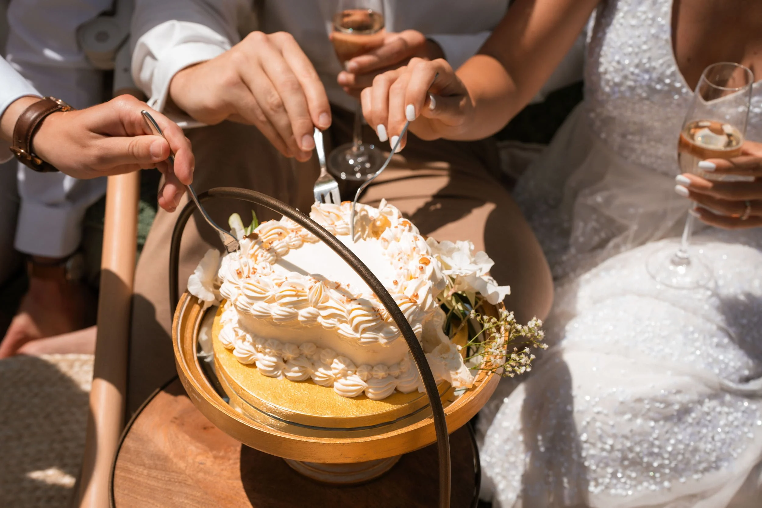 Ballooning Crew_Modern Garden Styled Wedding Shoot_Wedding Picnic_Herz Kuchen mit Gabeln.jpg