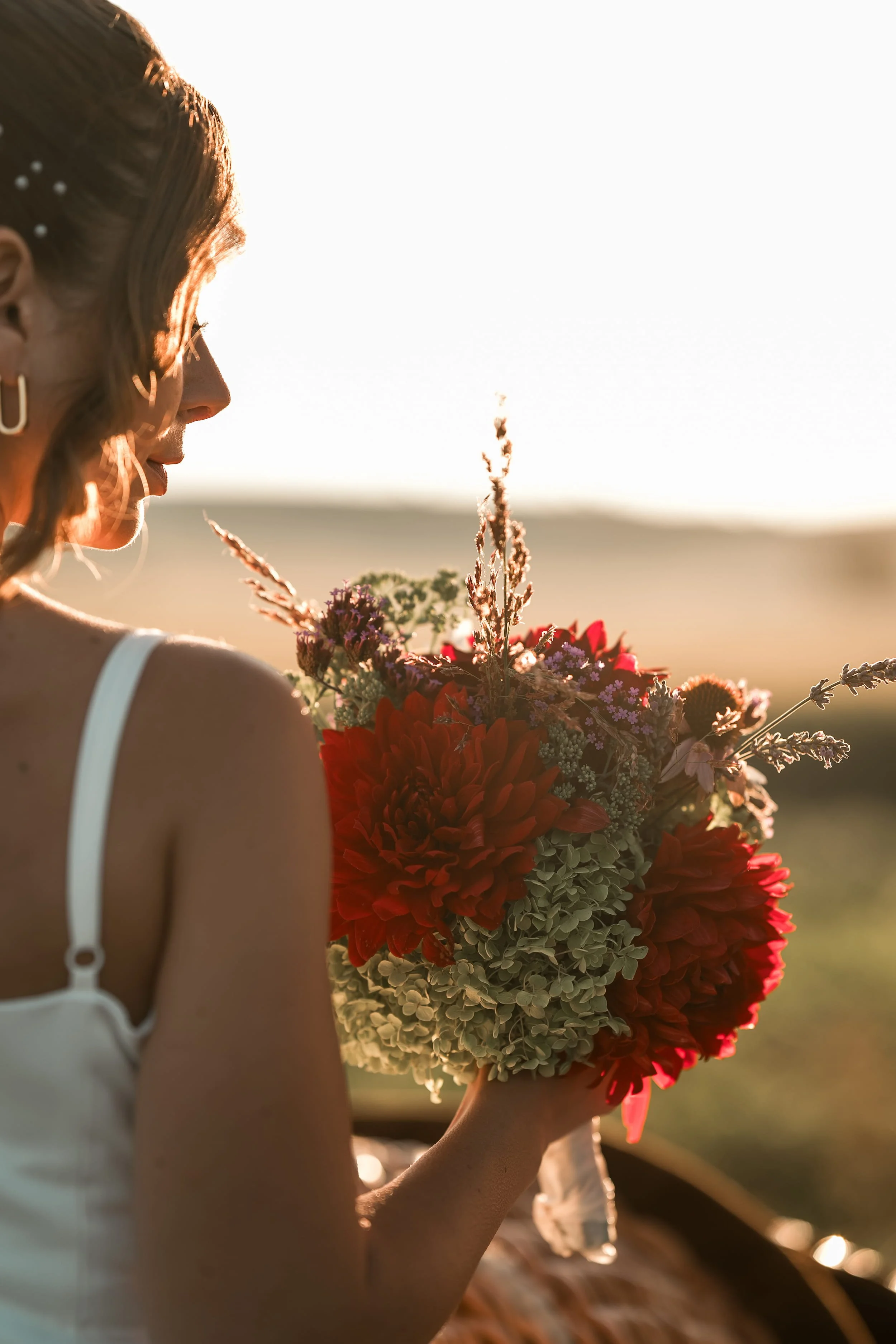 Ballooning Crew_Country Side Styled Wedding Shoot_Sonnenaufgang_Braut mit Brautstrauß am Ballonkorb.jpg