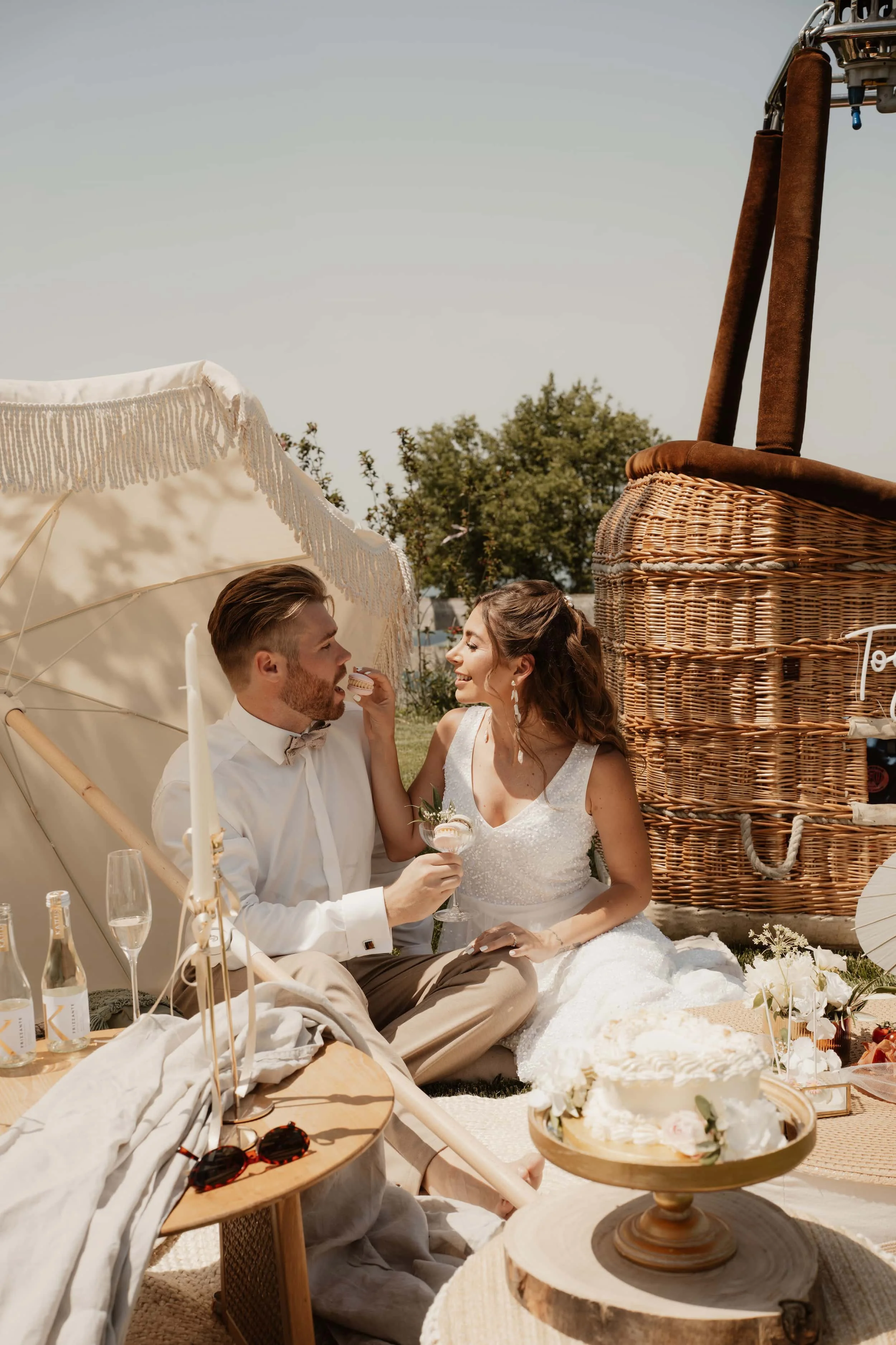 Ballooning Crew_Modern Garden Styled Wedding Shoot_Wedding Picnic_Brautpaar isst Treats.jpg