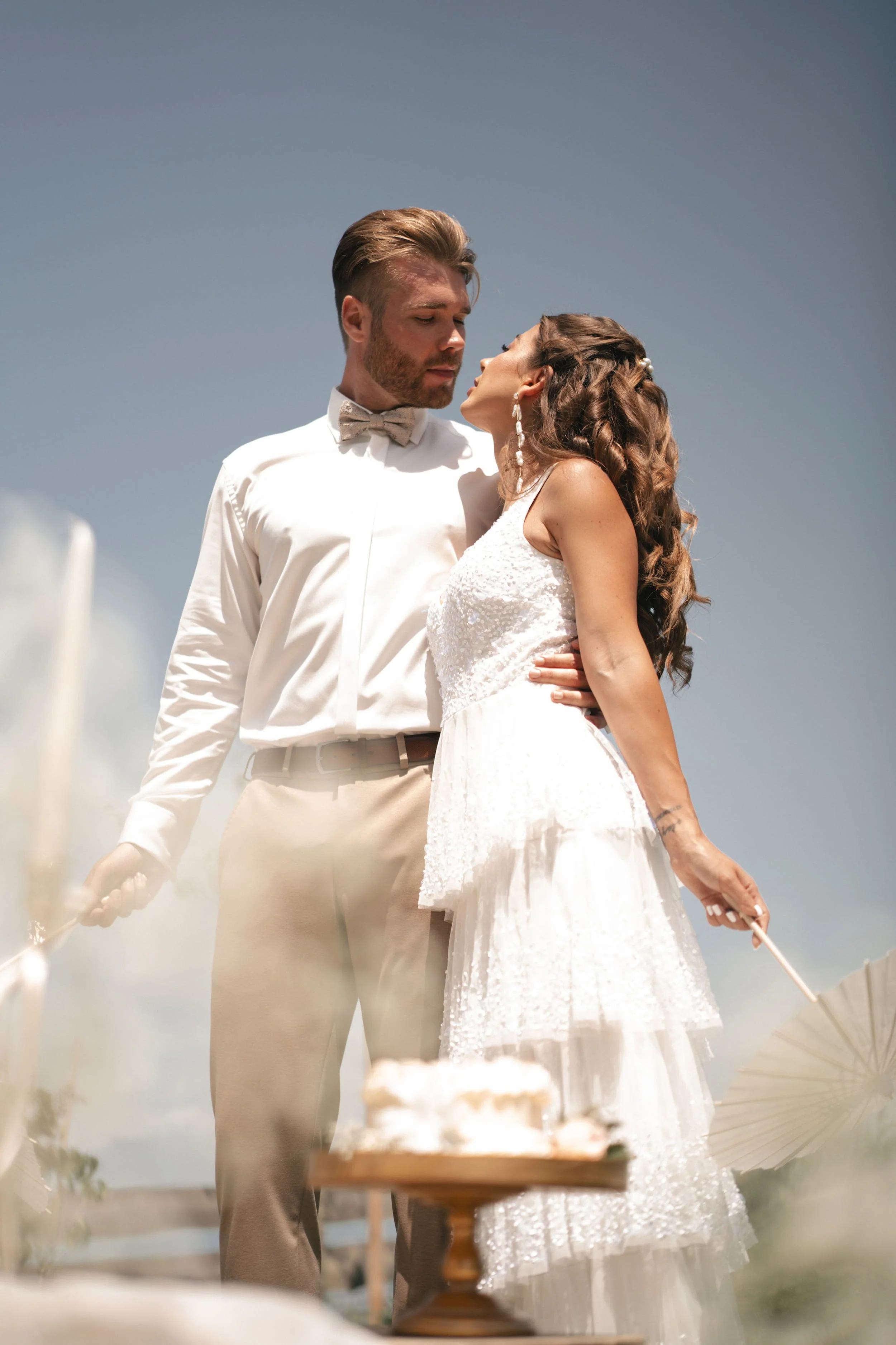 Ballooning Crew_Modern Garden Styled Wedding Shoot_Wedding Picnic_Brautpaar.jpg