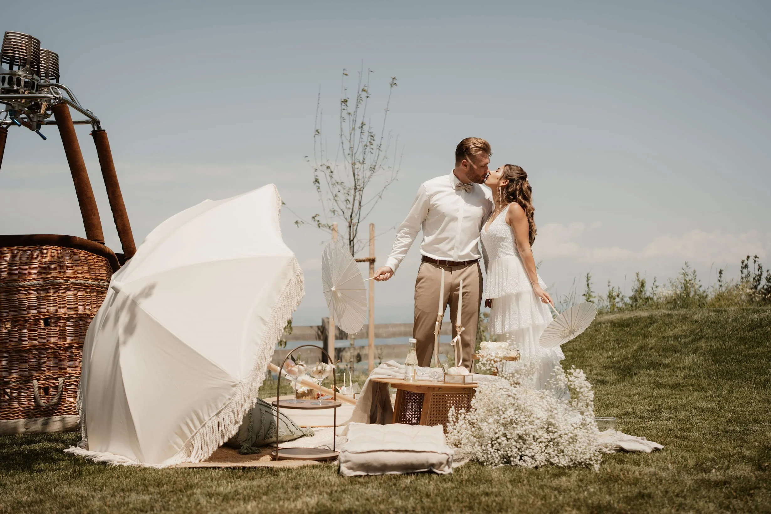 Ballooning Crew_Modern Garden Styled Wedding Shoot_Wedding Picnic_Brautpaar küsst sich vor dem Picknick.jpg