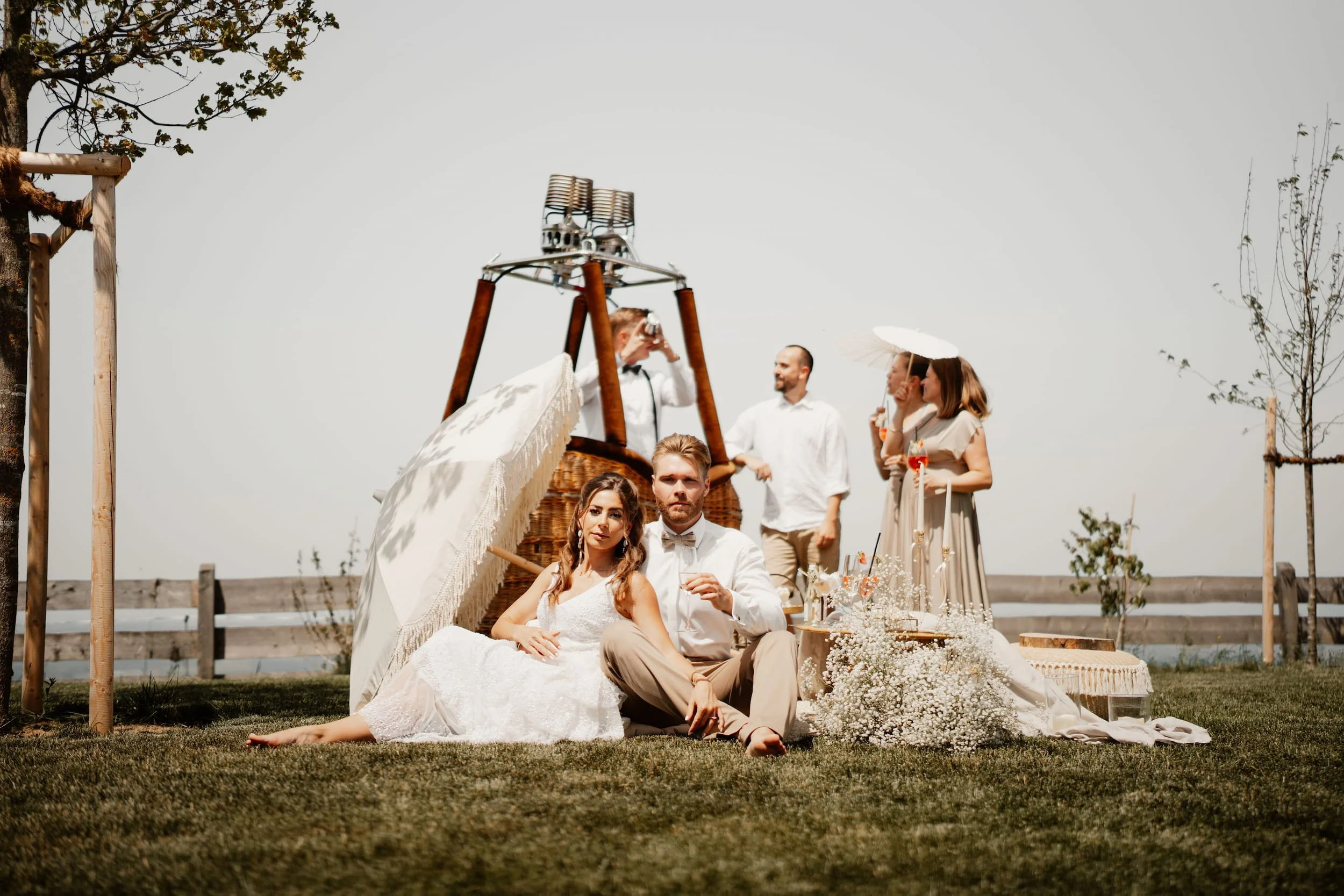 Ballooning Crew_Modern Garden Styled Wedding Shoot_Wedding Picnic Party_Brautpaar 2.jpg