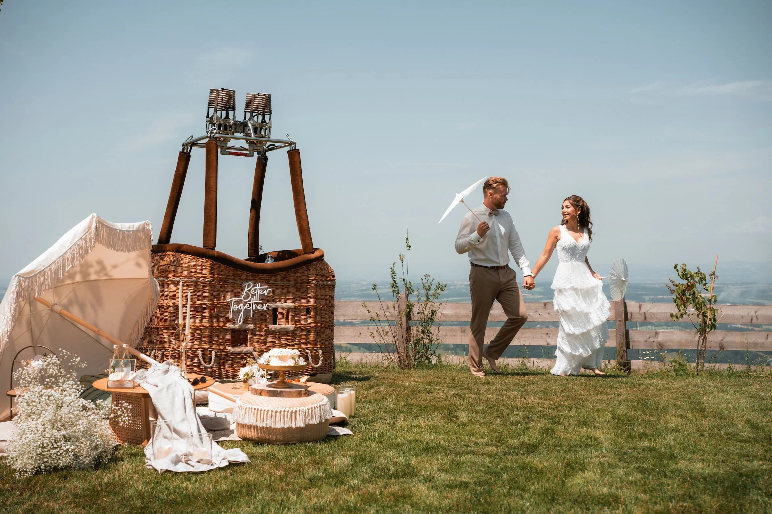 Ballooning Crew_Modern Garden Styled Wedding Shoot_Wedding Picnic_Brautpaar neben dem Picknick.jpg