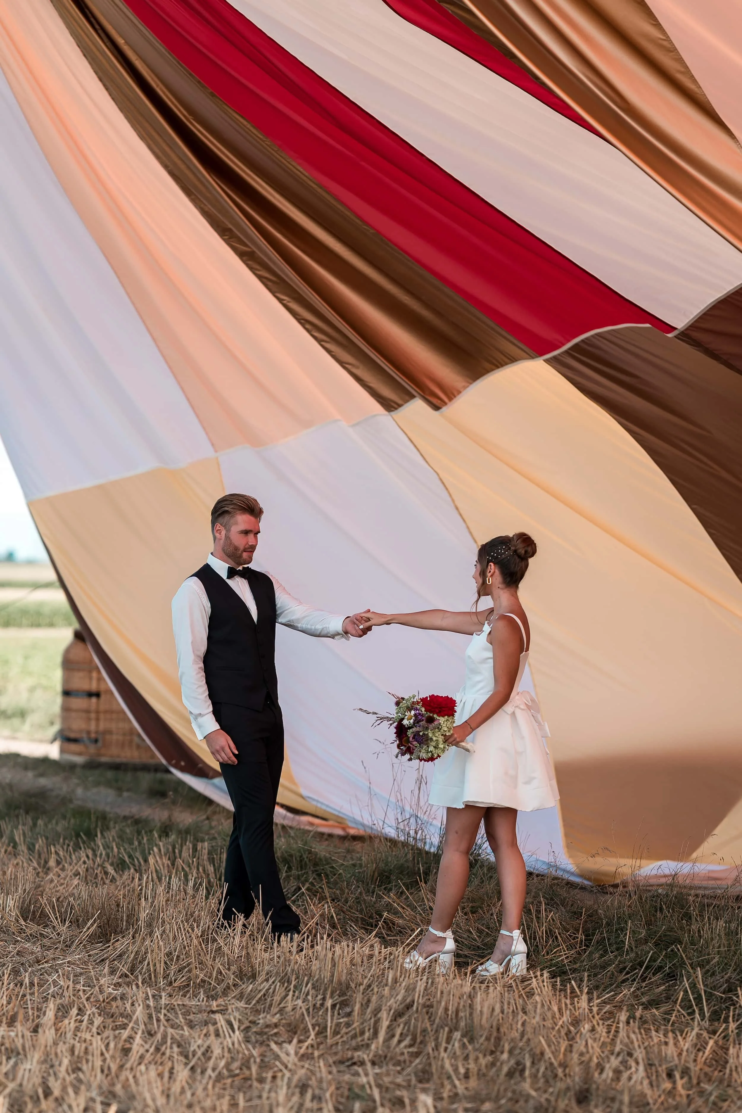 Ballooning Crew_Country Side Styled Wedding Shoot_Brautpaar unter der Hülle 4.jpg