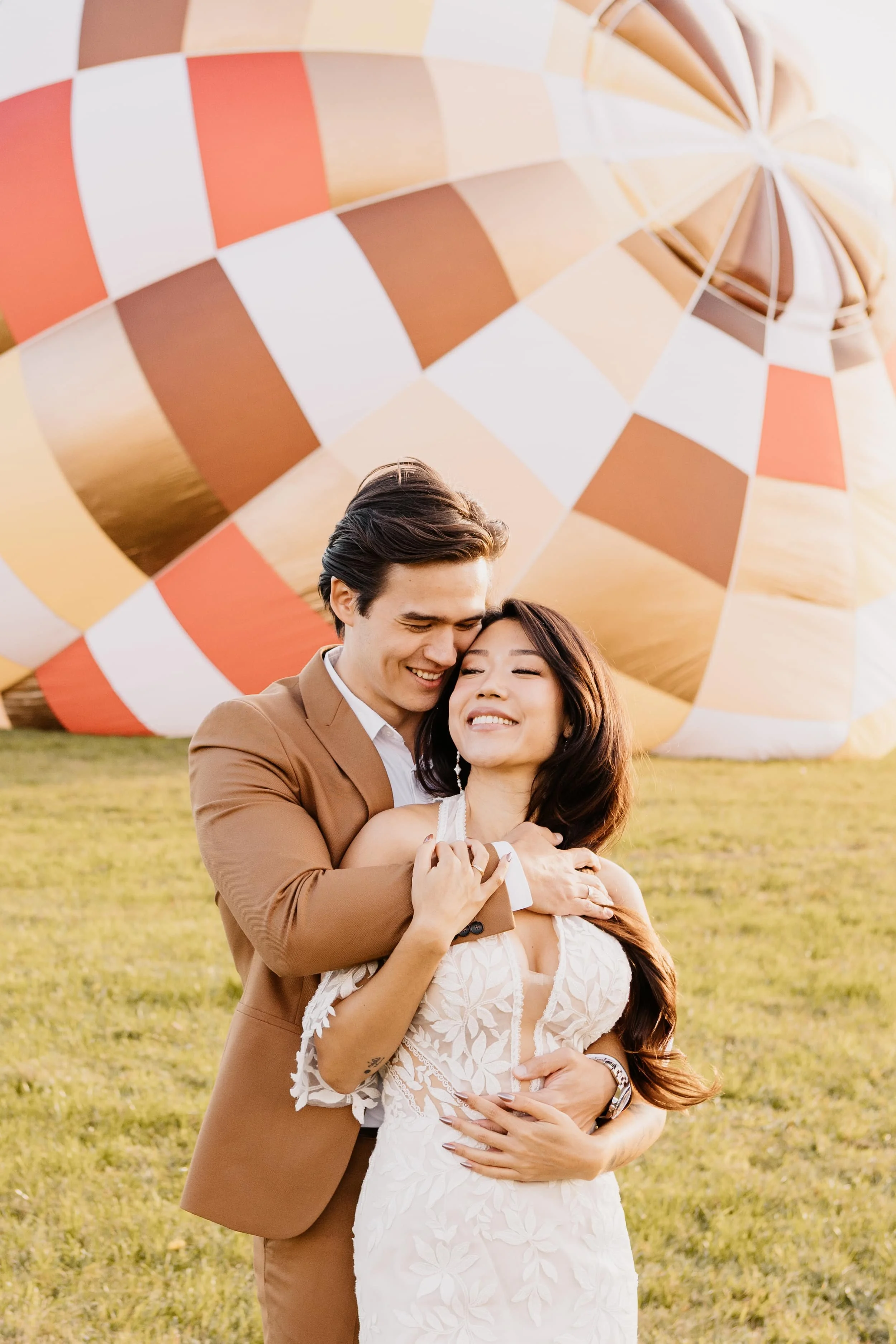 Ballooning Crew_Autumn_Styled_Wedding_Photoshoot_Golden Hour_Brautpaar vor Heißluftballon_2.jpg