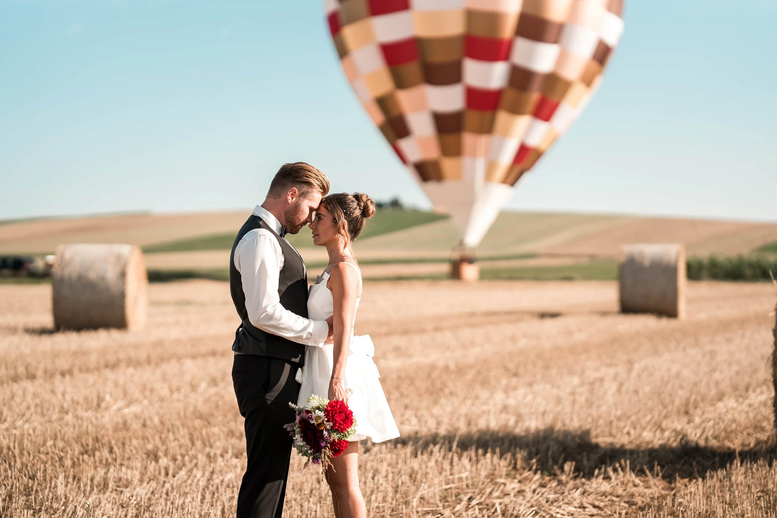 Ballooning Crew_Country Side Styled Wedding Shoot_Zweisamer Moment vor dem Heißluftballon.jpg
