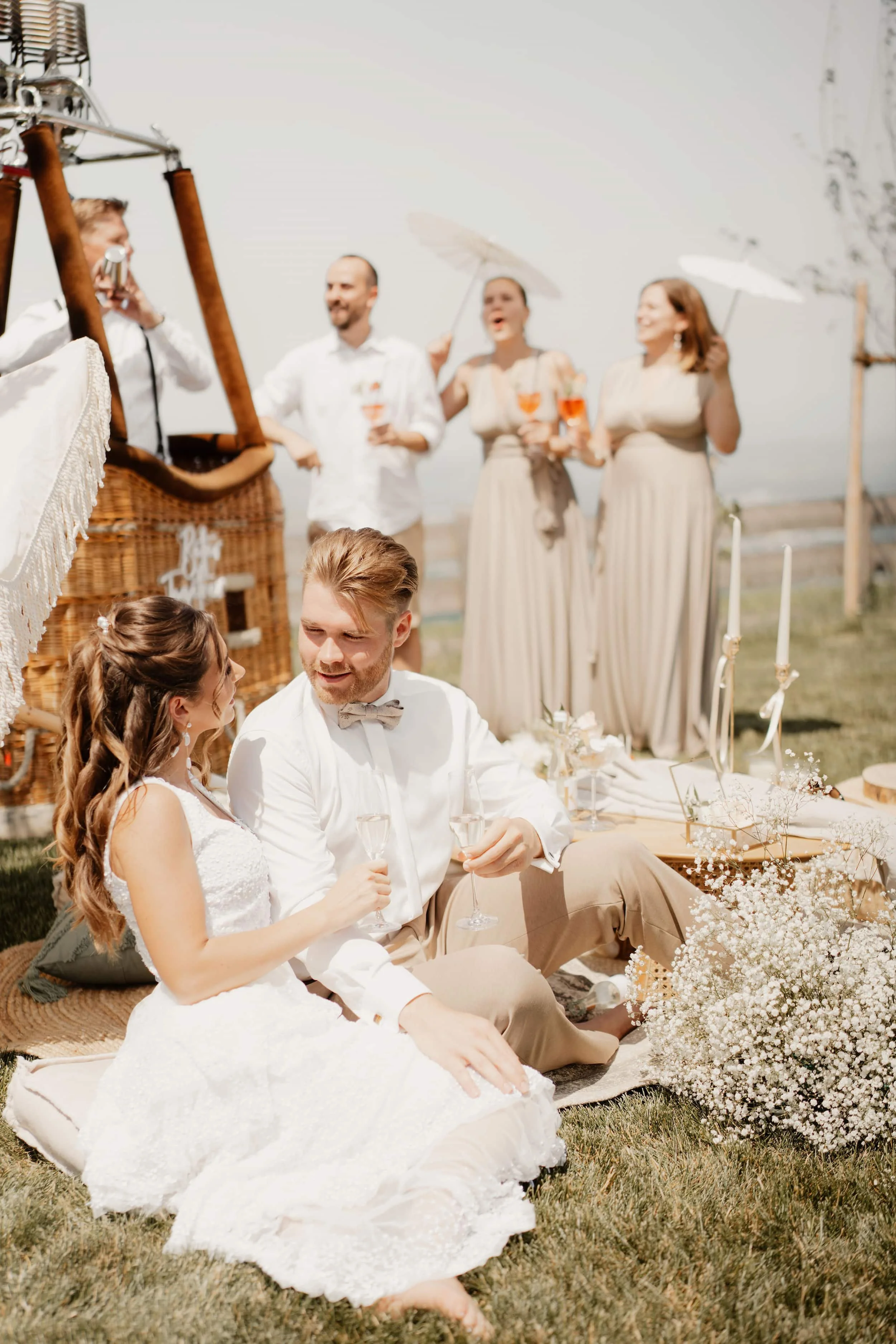 Ballooning Crew_Modern Garden Styled Wedding Shoot_Wedding Picnic Party_Brautpaar 3.jpg