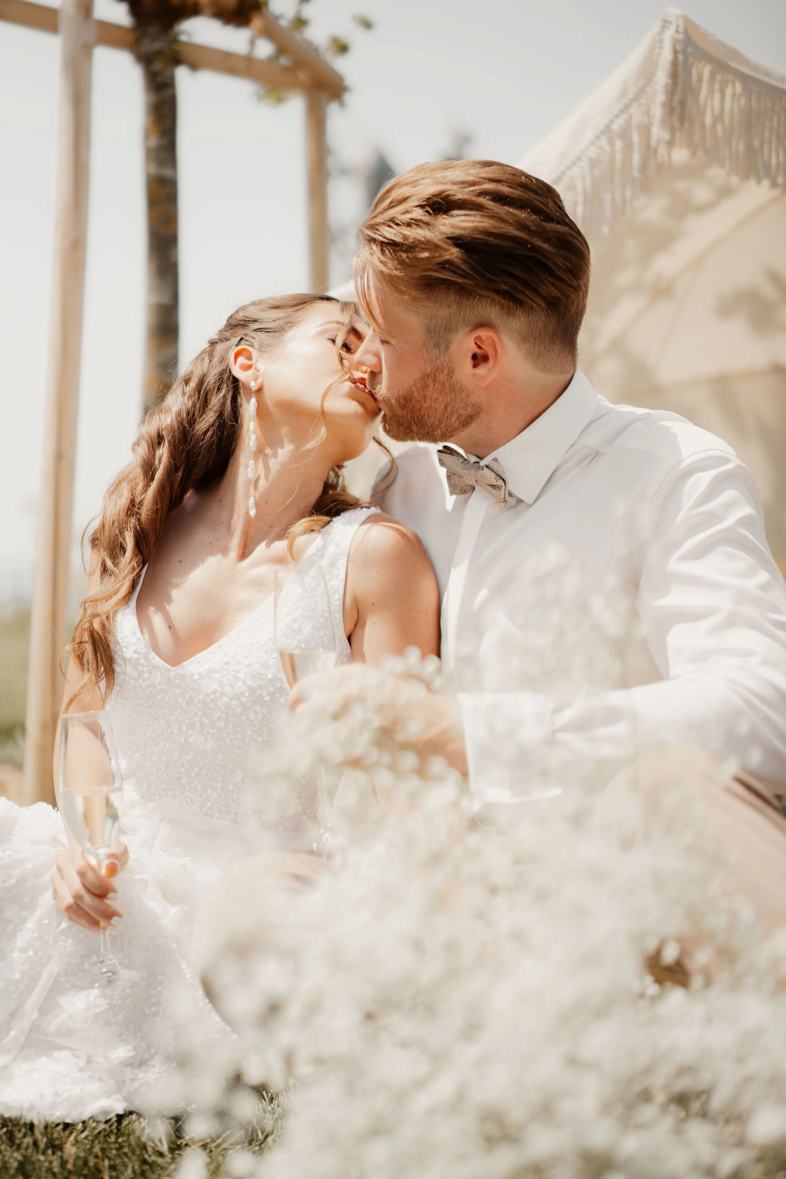 Ballooning Crew_Modern Garden Styled Wedding Shoot_Wedding Picnic_Brautpaar küsst sich beim Picknick.jpg