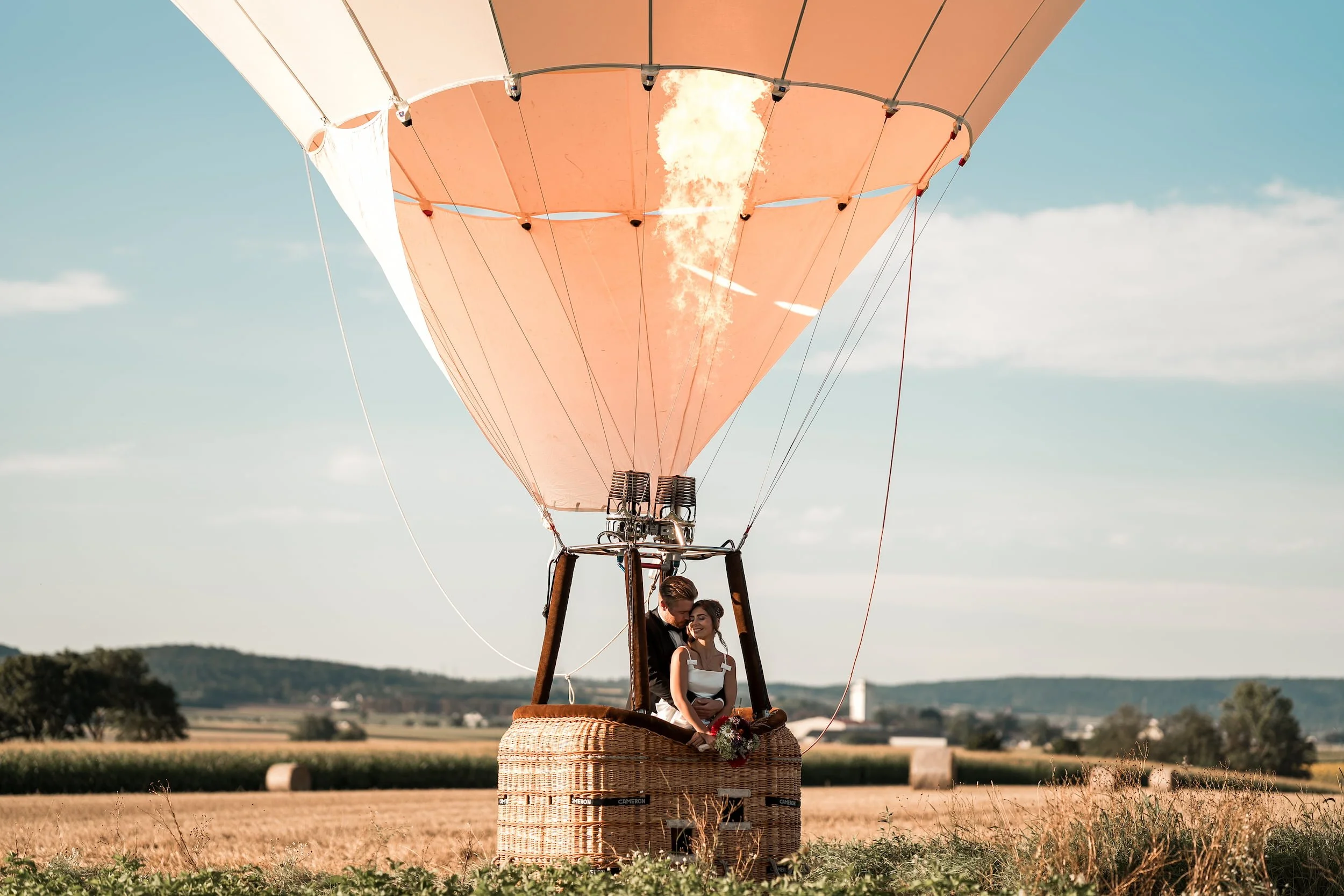 Ballooning Crew_Country Side Styled Wedding Shoot_Brautpaar im Heißluftballonkorb 4.jpg