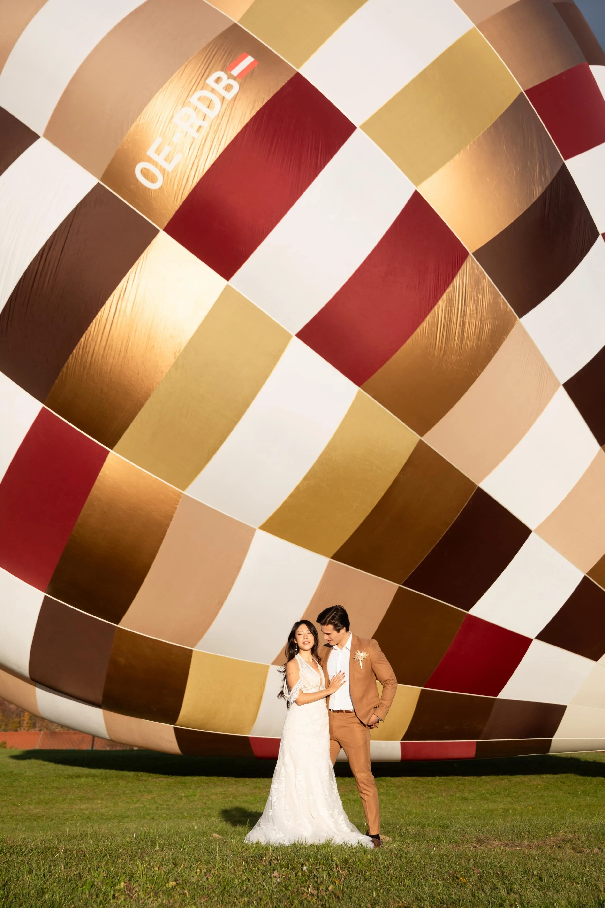 Ballooning Crew_Autumn_Styled_Wedding_Photoshoot_Bautpaar vor Heißluftballon.jpg