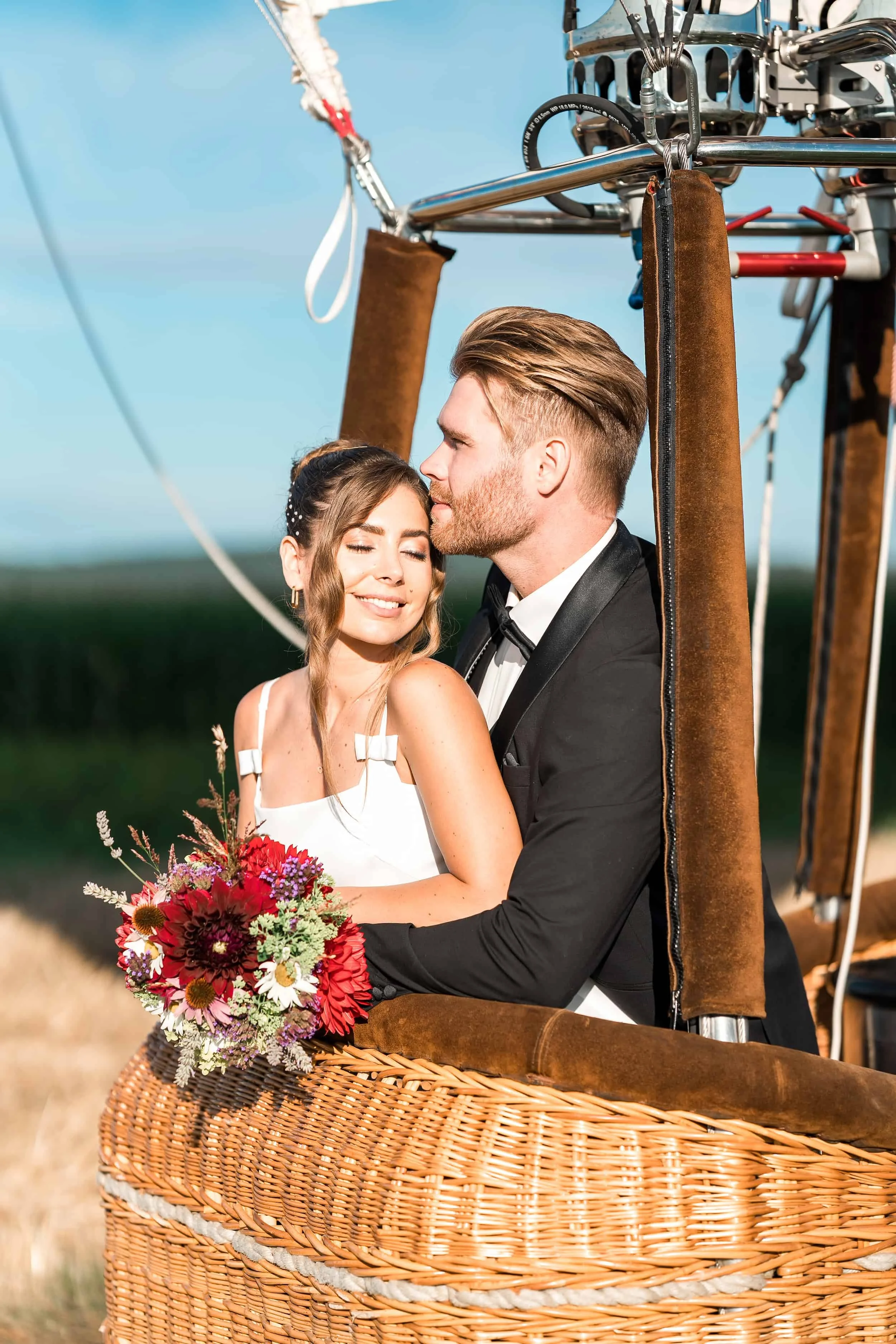 Ballooning Crew_Country Side Styled Wedding Shoot_Brautpaar im Heißluftballonkorb 6.jpg