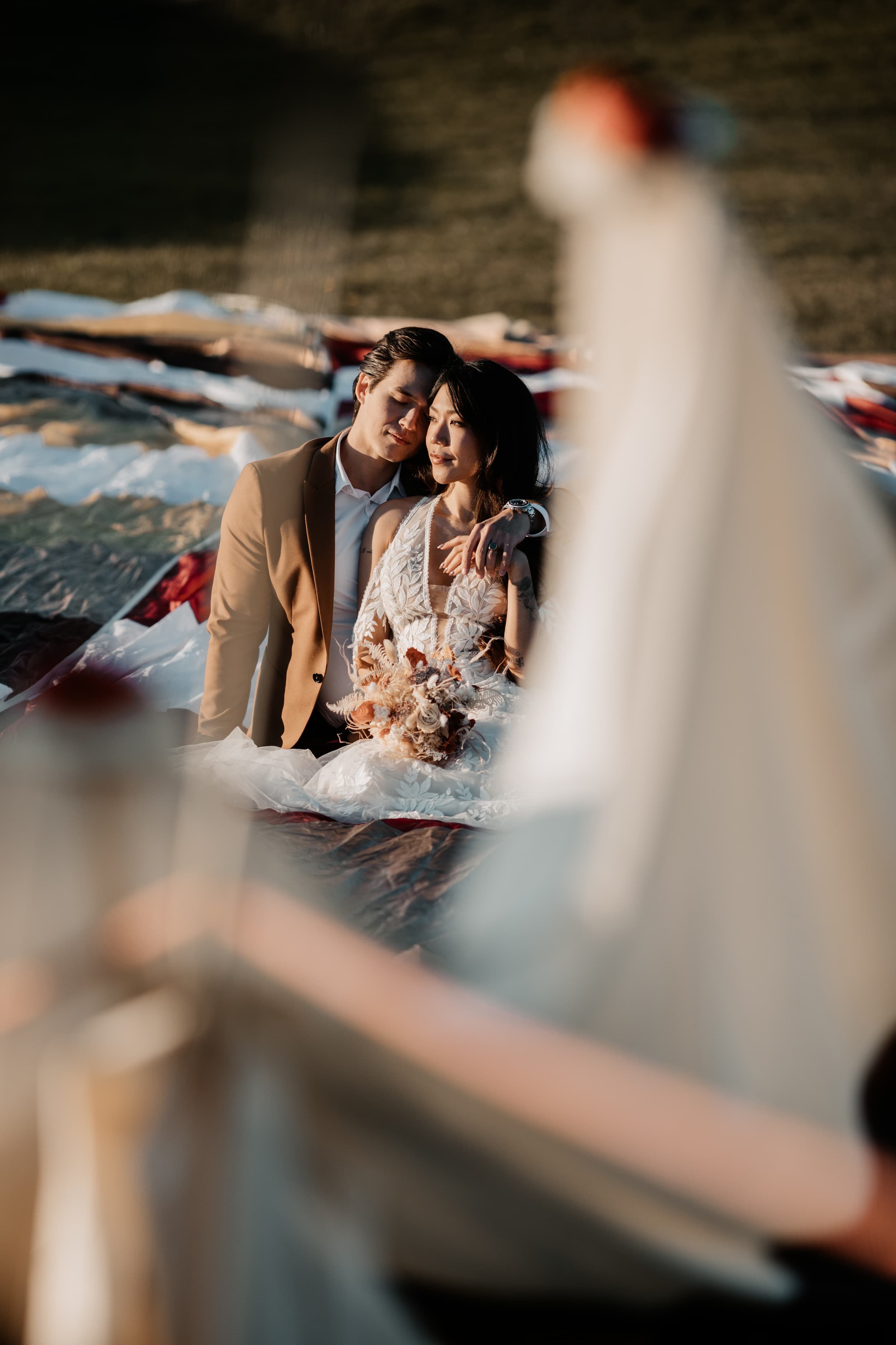 Ballooning Crew_Autumn_Styled_Wedding_Photoshoot_Brautpaar auf Heißluftballon_3.jpg
