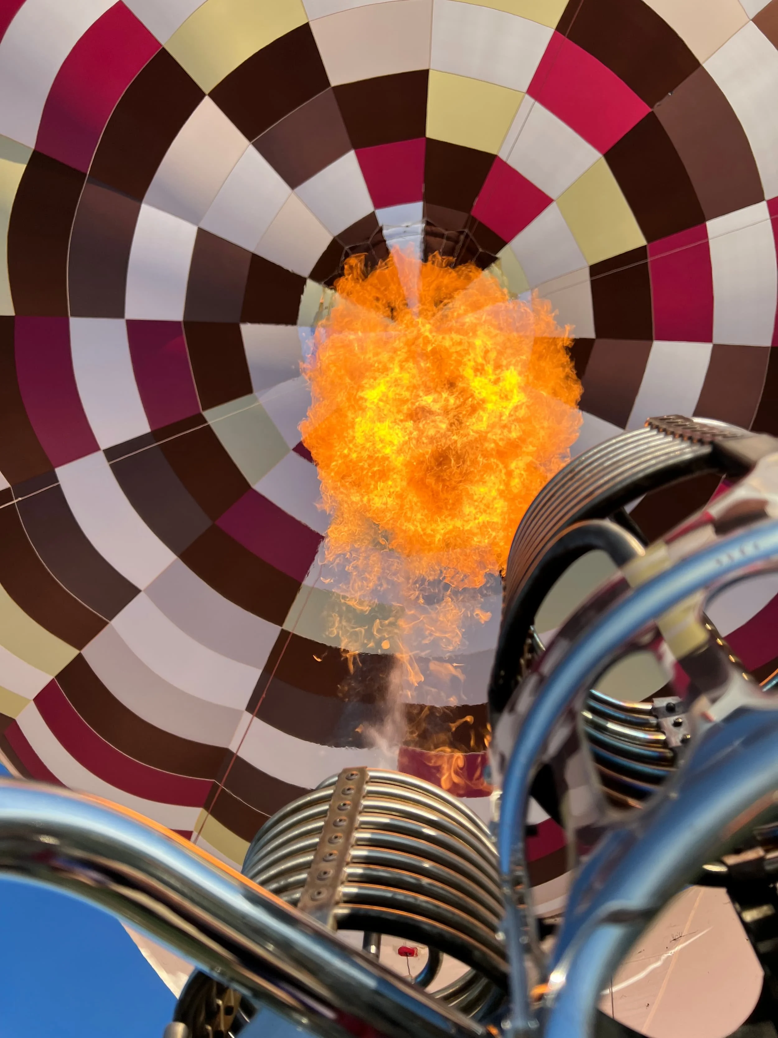 Das Feuer des Brenners heizt in die Heißluftballonhülle.