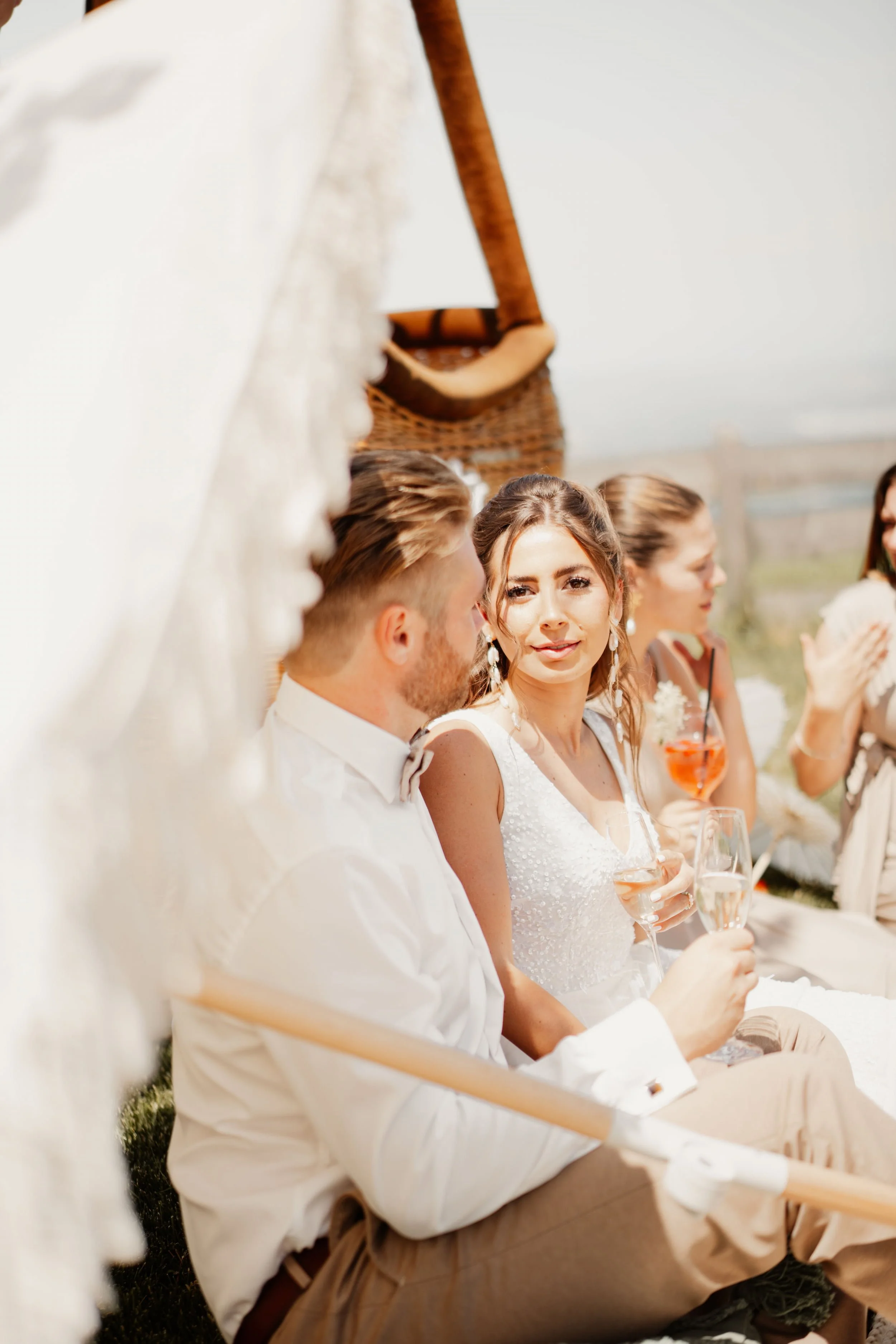 Ballooning Crew_Modern Garden Styled Wedding Shoot_Wedding Picnic Party_Fokus auf Braut.jpg