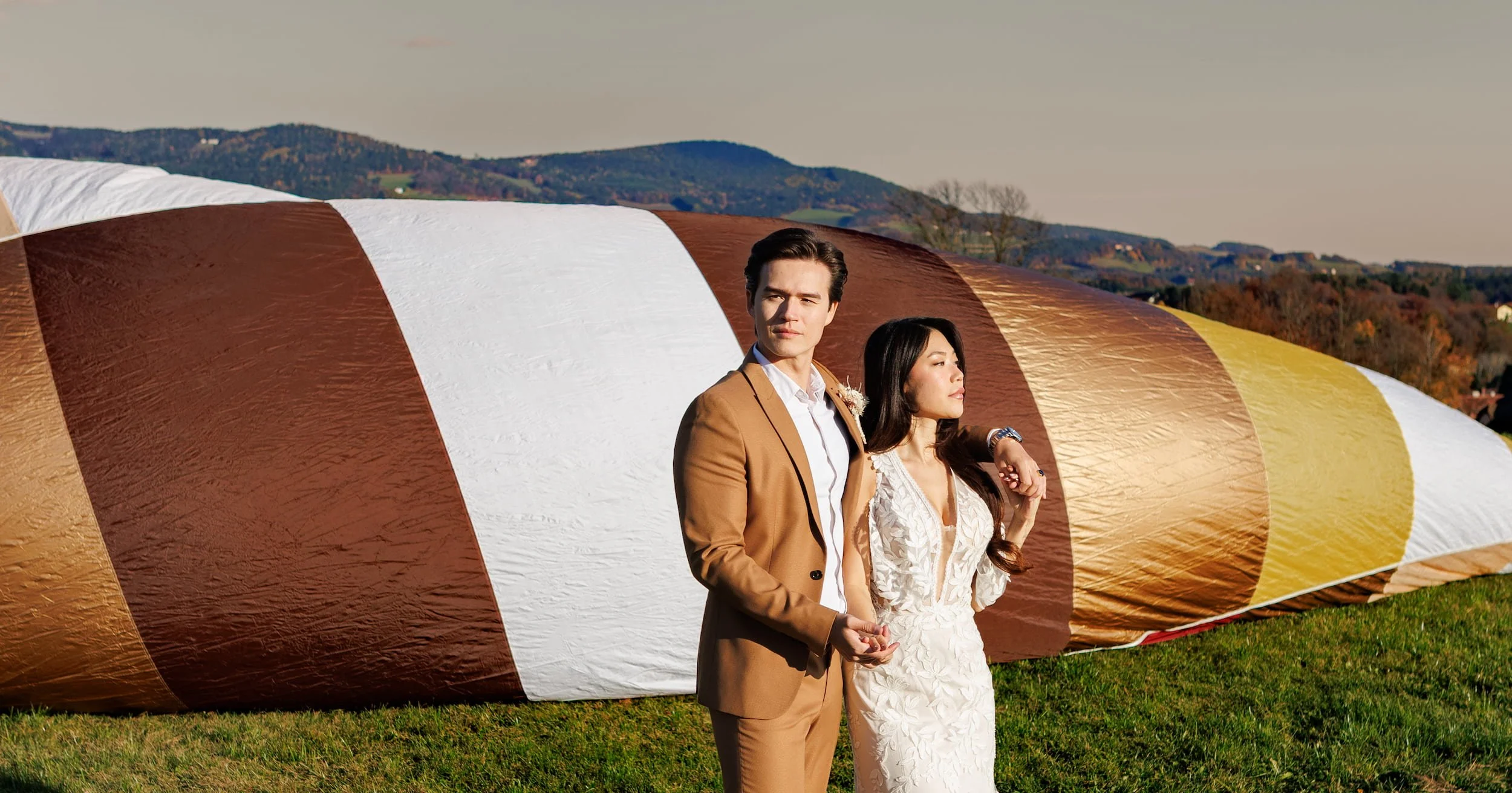 Ballooning Crew_Autumn_Styled_Wedding_Photoshoot_Brautpaar vor Heißluftballon Hülle_2.jpg