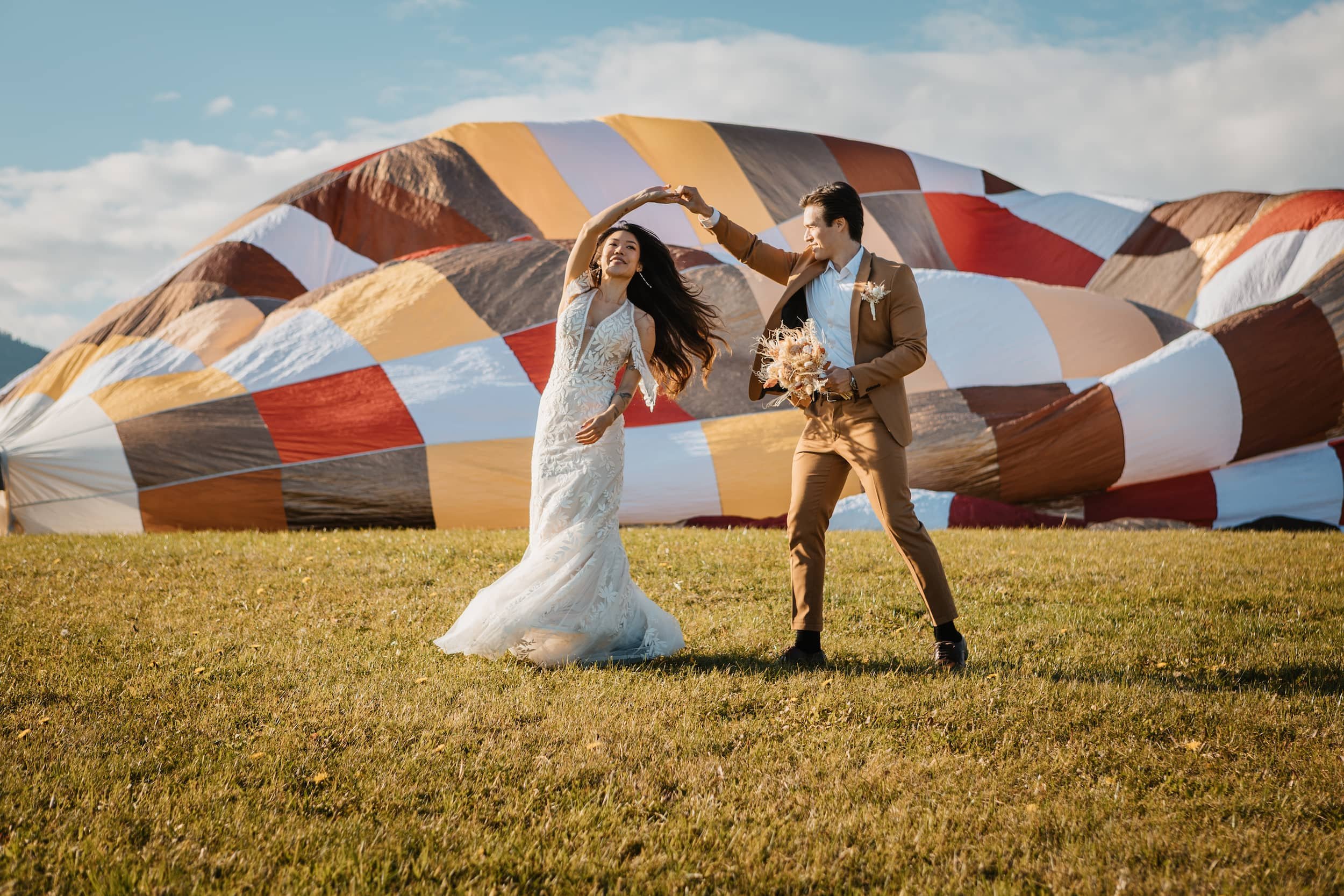 Ballooning Crew_Autumn_Styled_Wedding_Photoshoot_Brautpaar tanzt vor Heißluftballon.jpg