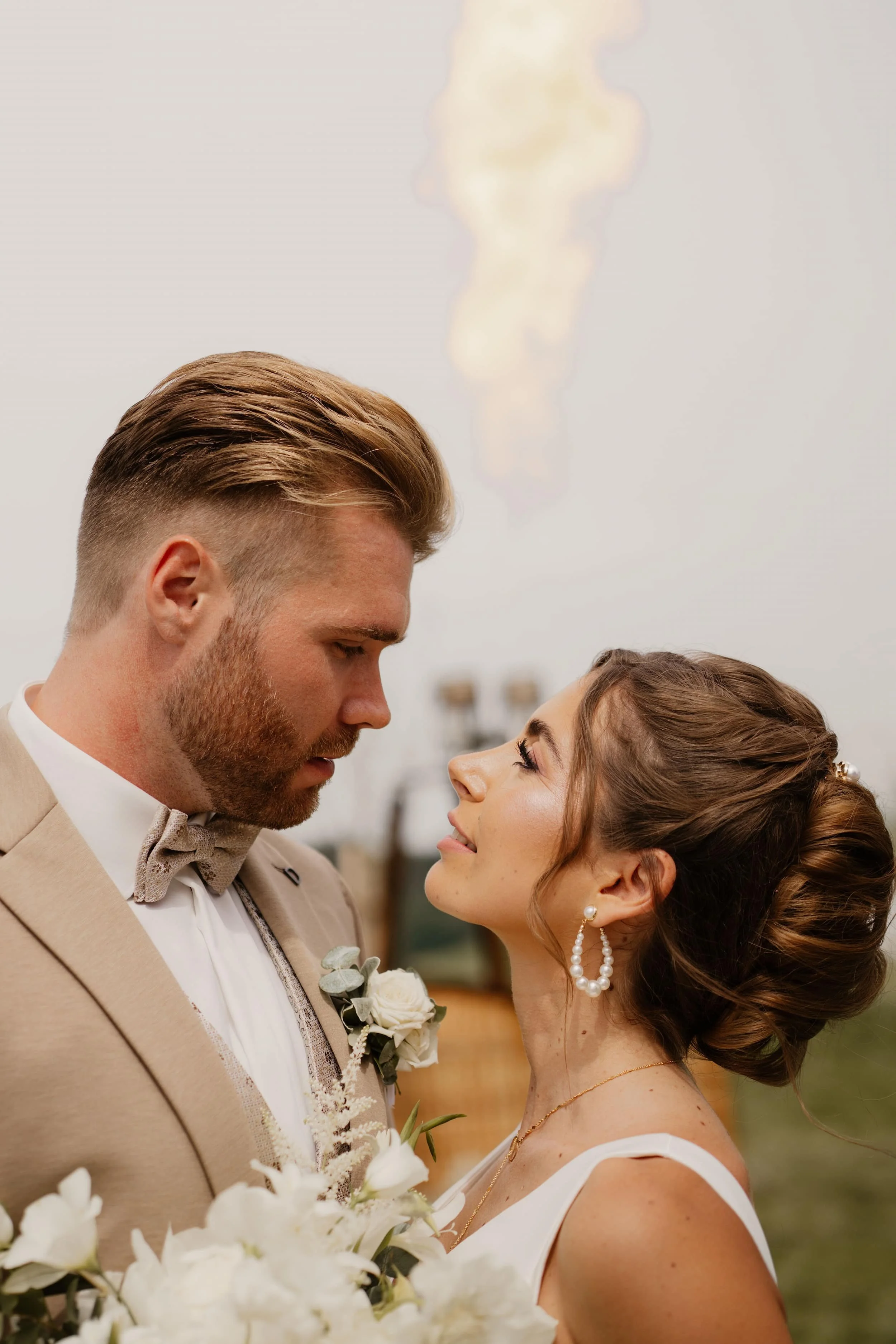 Ballooning Crew_Modern Garden Styled Wedding Shoot_Brautpaar vor dem Ballonkorb mit Feuer_Portrait.jpg