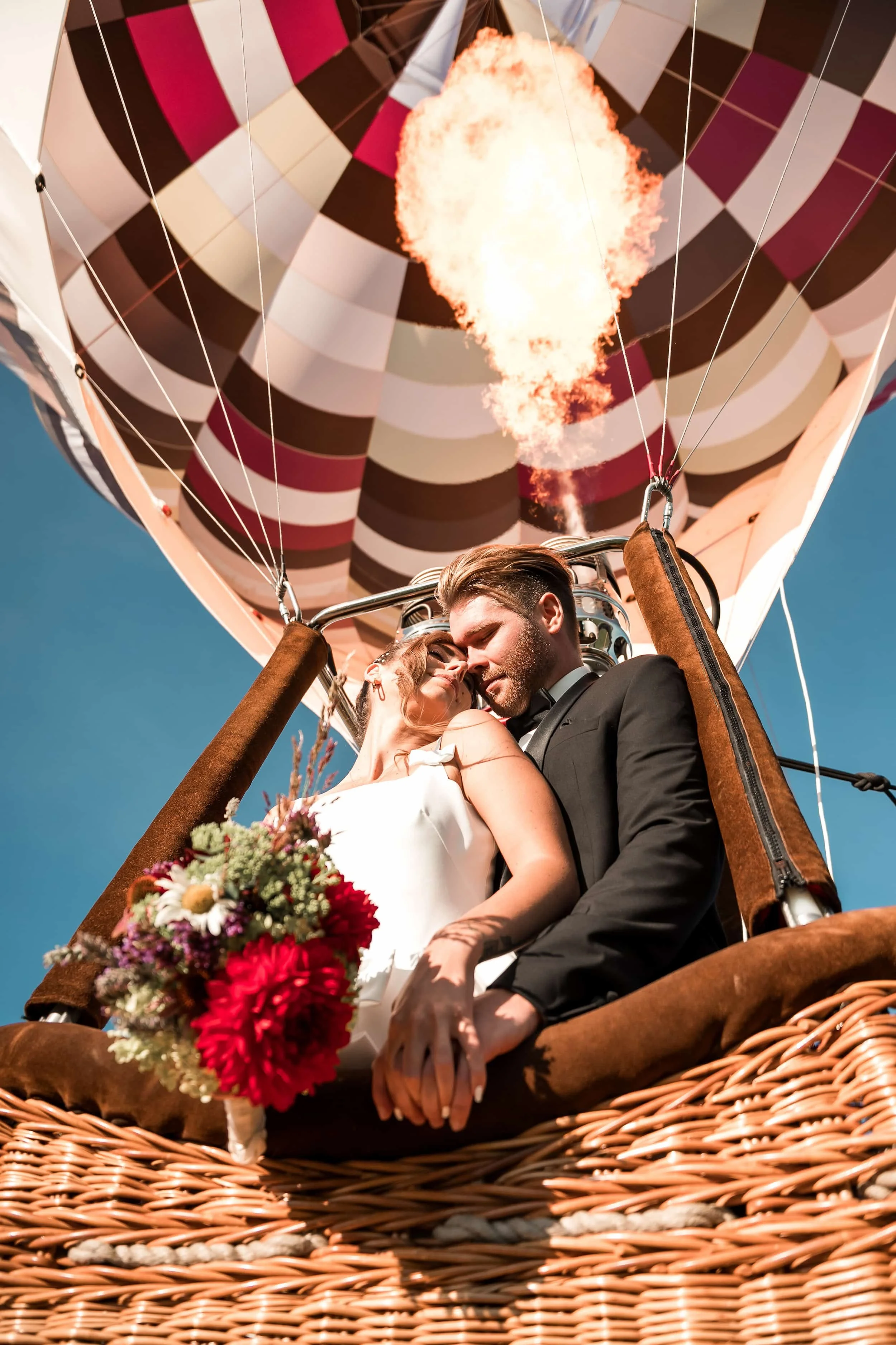 Ballooning Crew_Country Side Styled Wedding Shoot_Brautpaar im Heißluftballonkorb 2.jpg