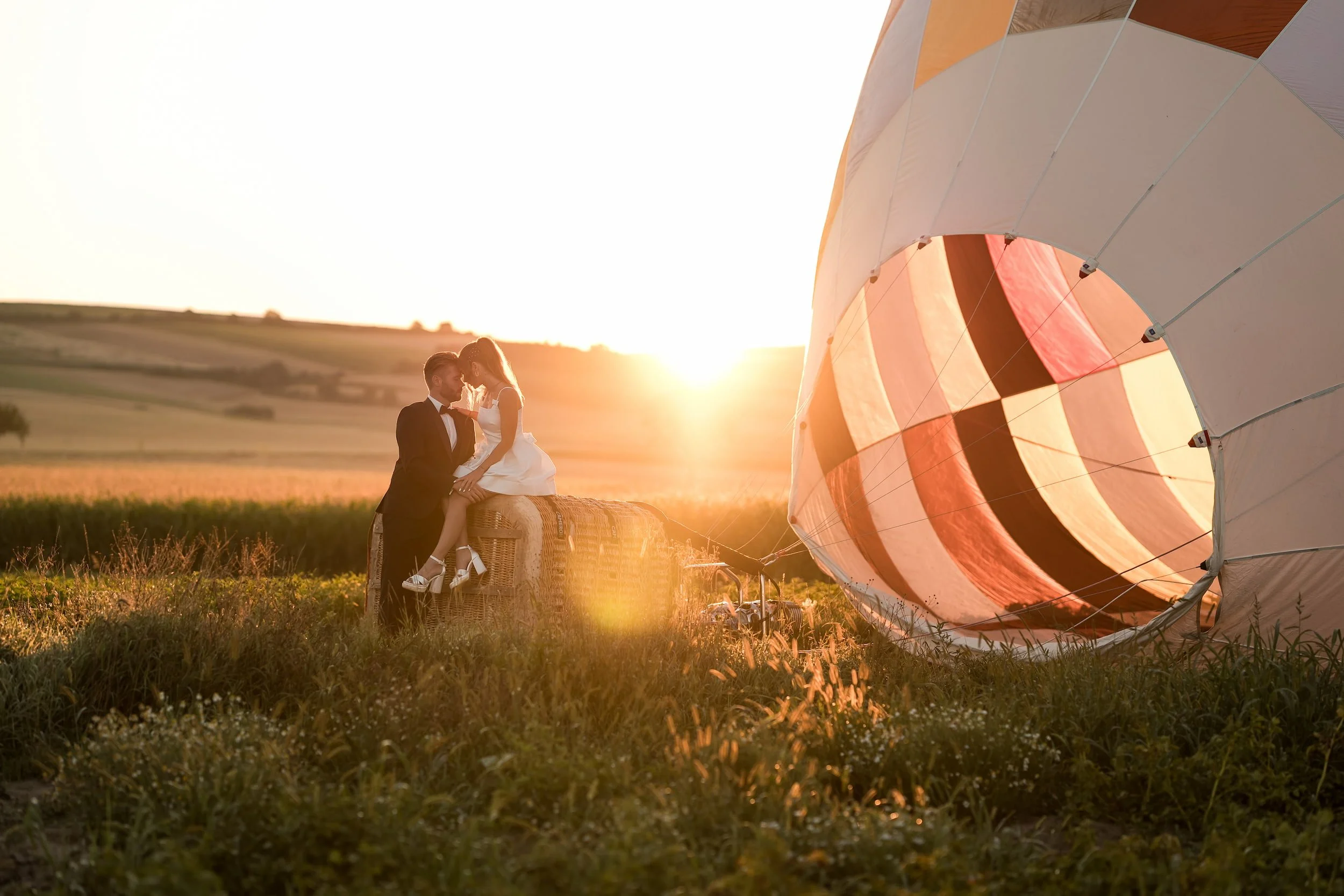 Ballooning Crew_Country Side Styled Wedding Shoot_Sonnenaufgang_Brautpaar am Korb 1.jpg