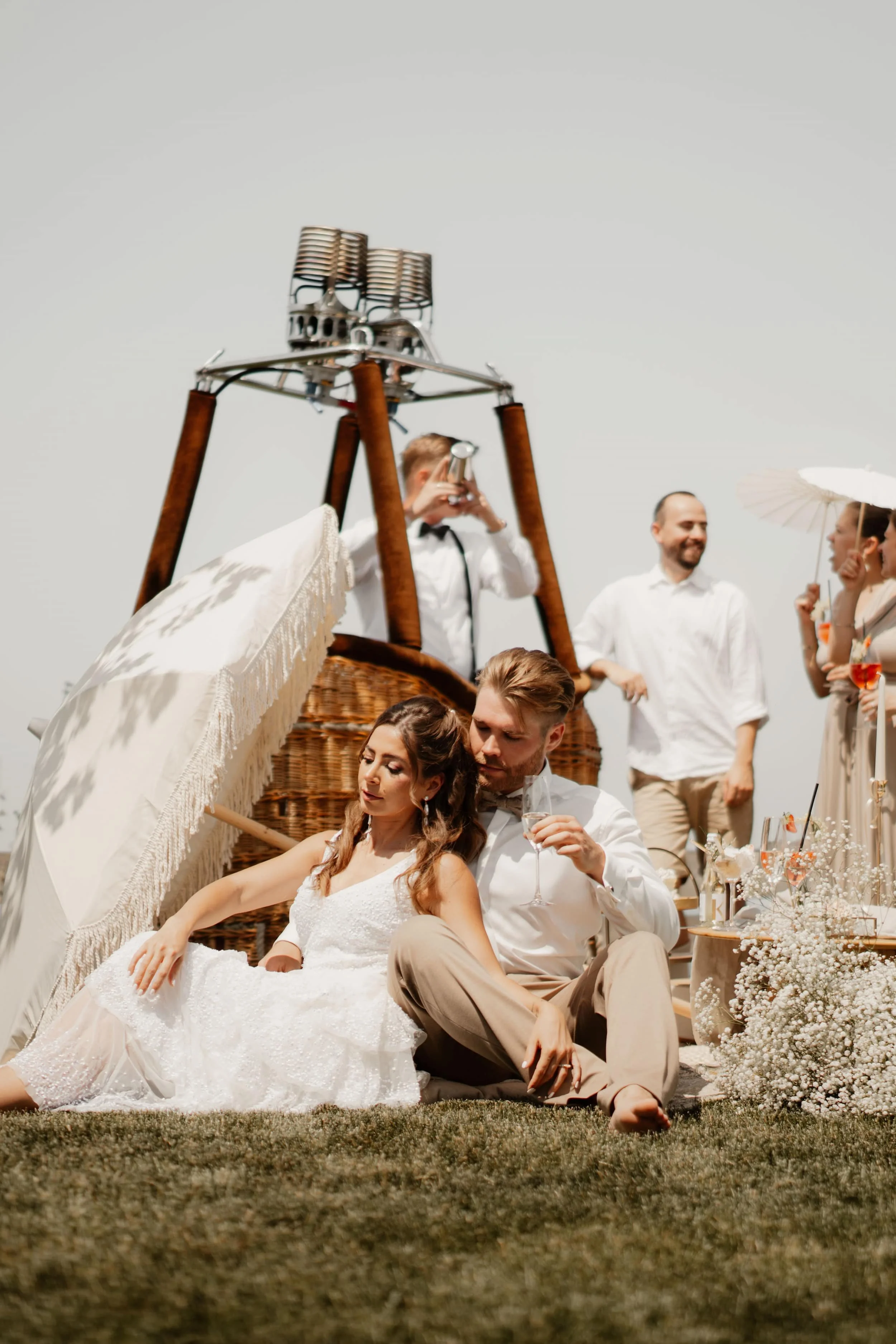 Ballooning Crew_Modern Garden Styled Wedding Shoot_Wedding Picnic Party_Brautpaar 1.jpg