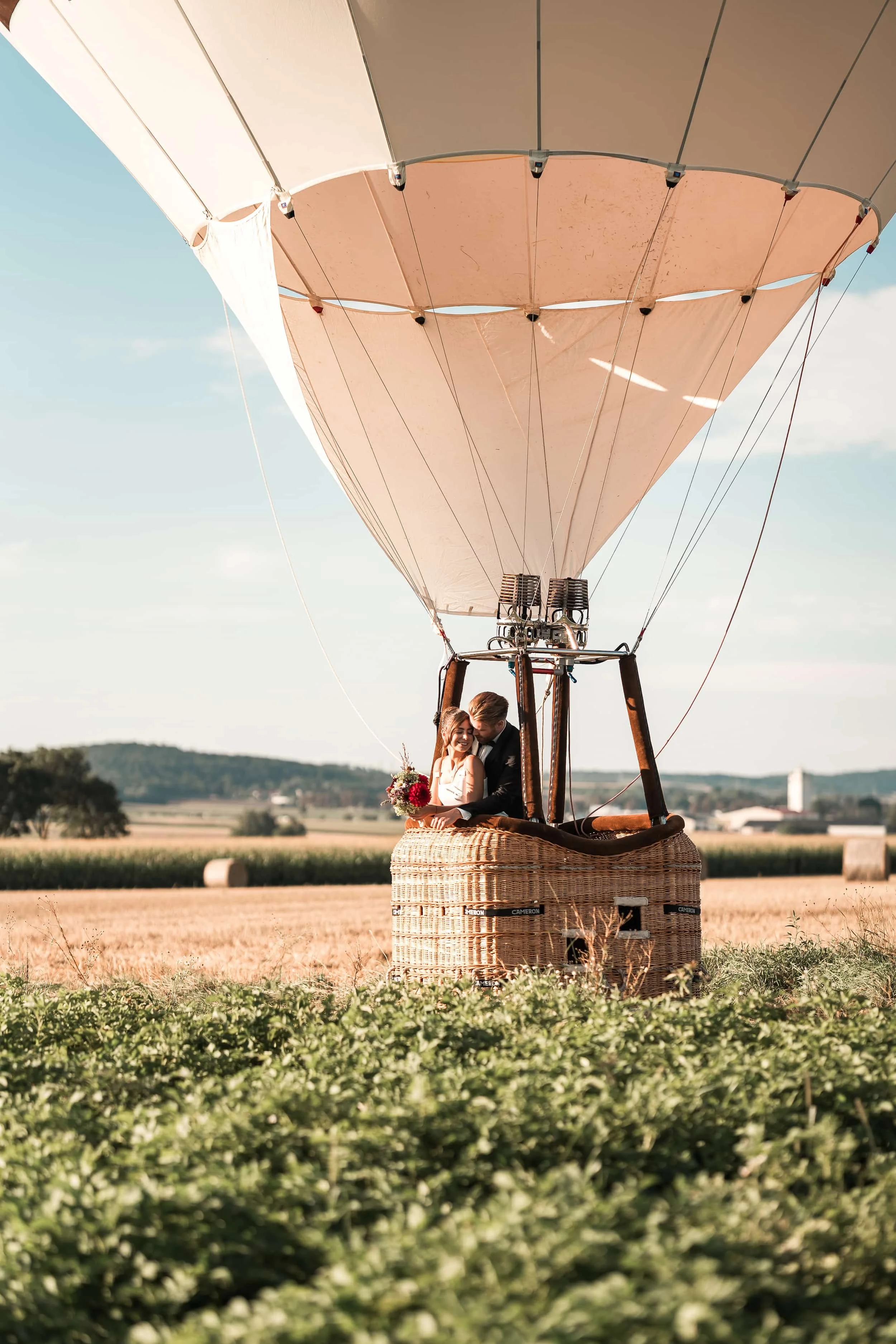 Ballooning Crew_Country Side Styled Wedding Shoot_Brautpaar im Heißluftballonkorb 5.jpg