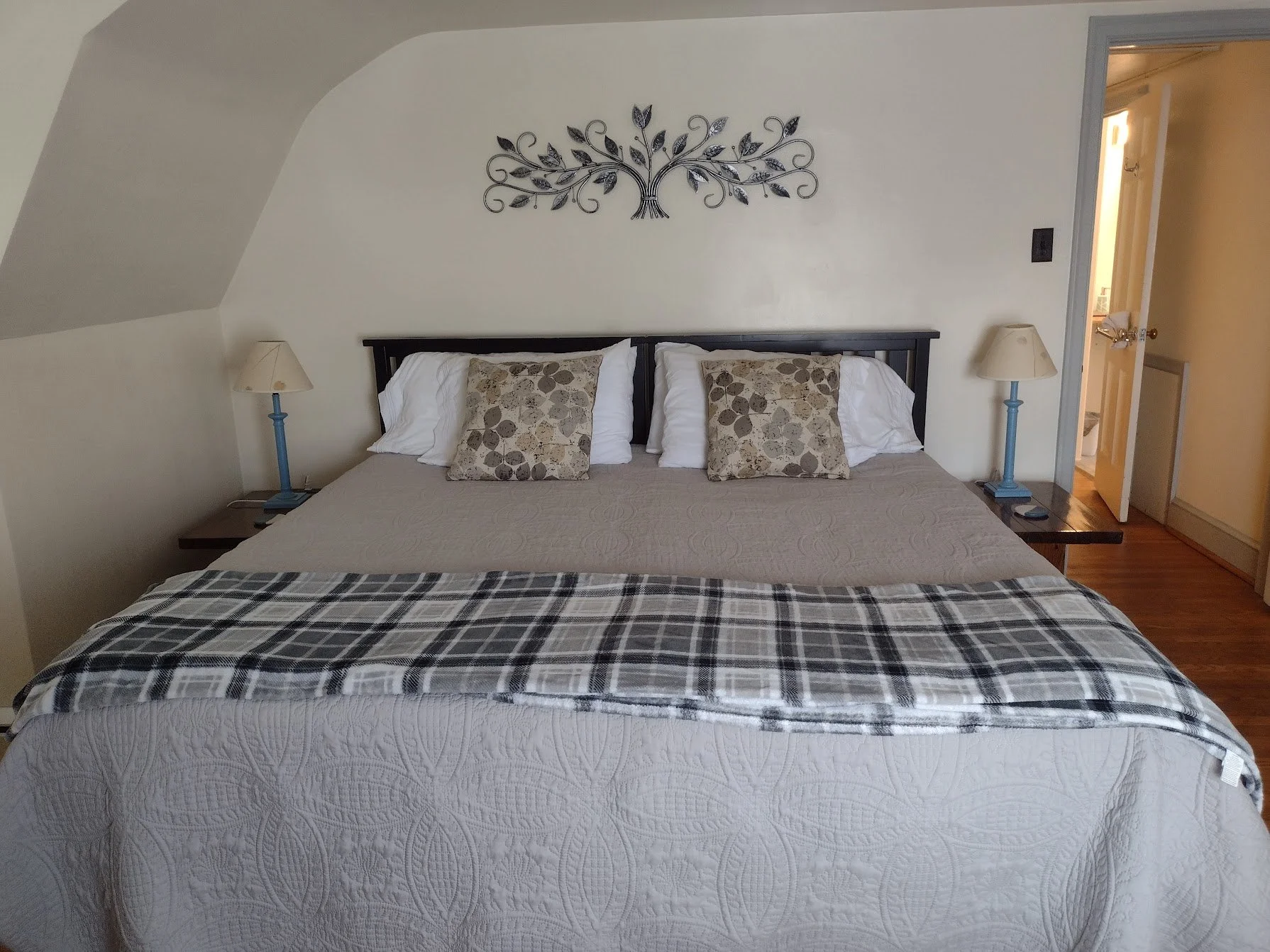 2nd floor BR #1 - king-size bed