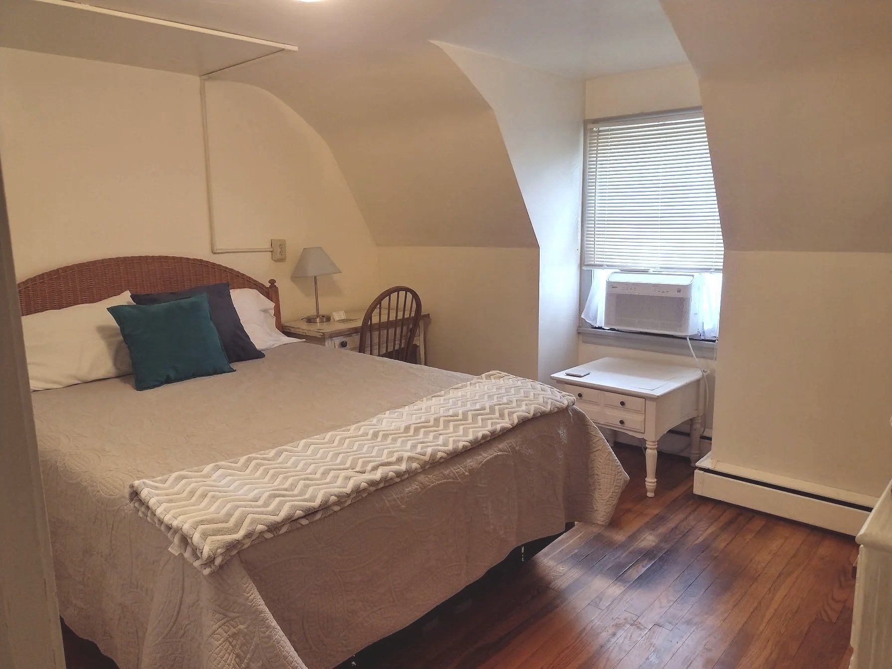 2nd floor BR #2 - Queen-size bed, desk