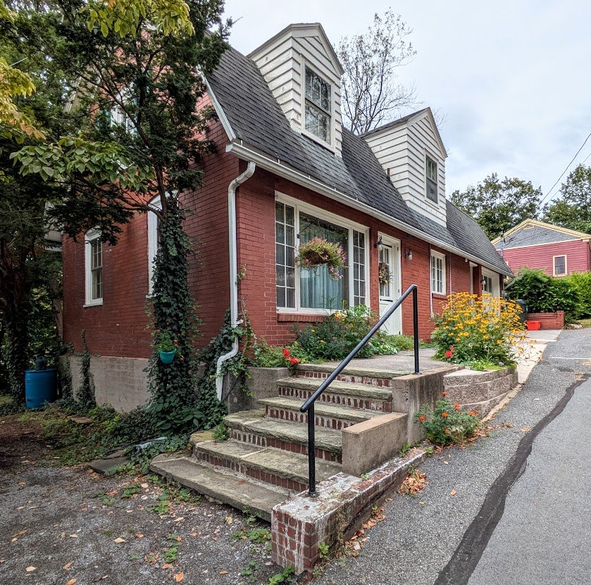 Side View of Cottage, driveway parking