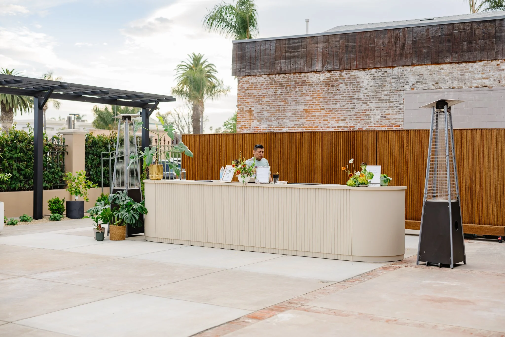 A custom bar with soft curves designed to feel intentional yet understated. Its clean, sculptural form creates an easy gathering point that supports conversation without overpowering the space.