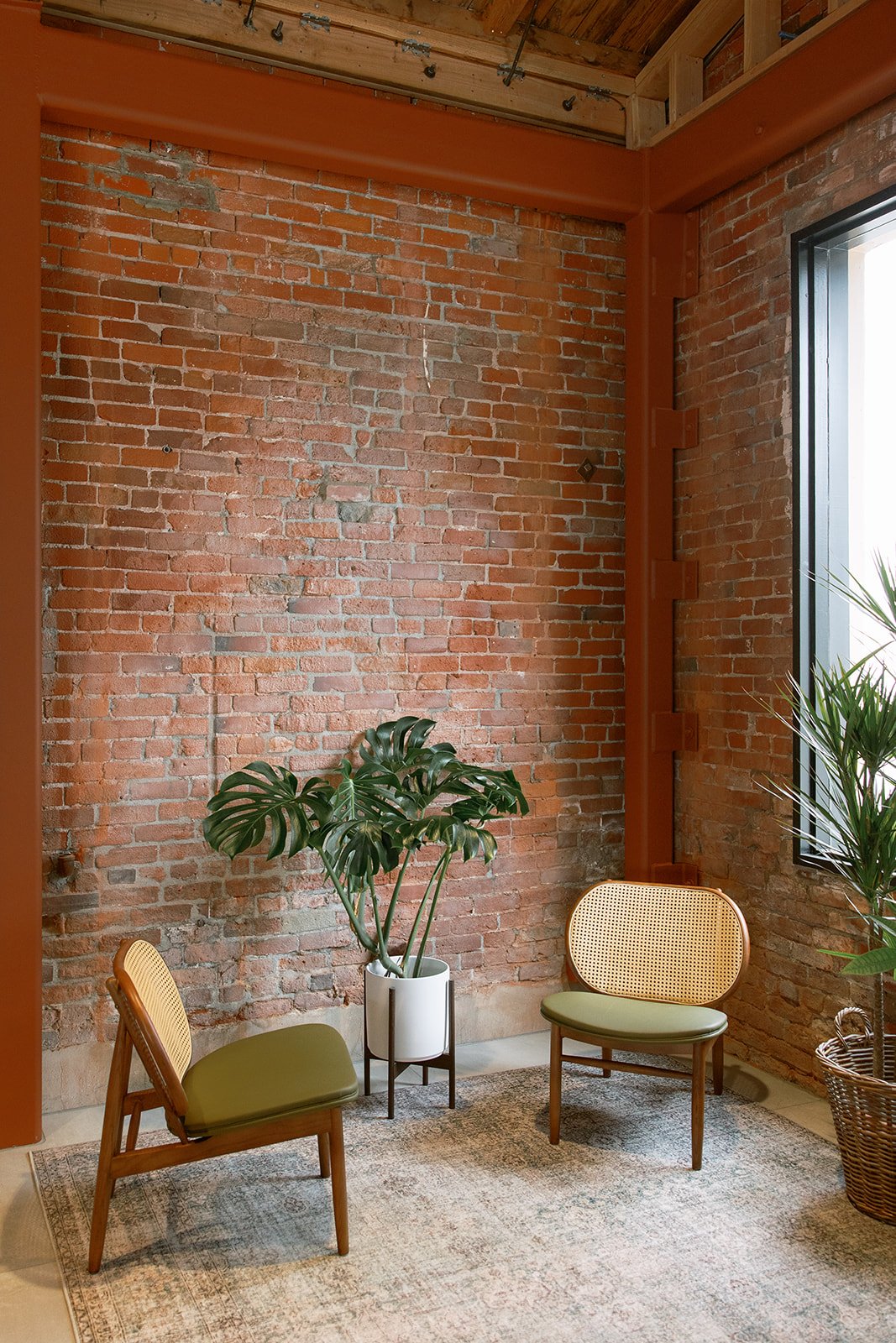 Curated lounge chairs offer both comfort and character for the interior. Designed to mix seamlessly with the space, these pieces help create relaxed seating moments throughout your event.