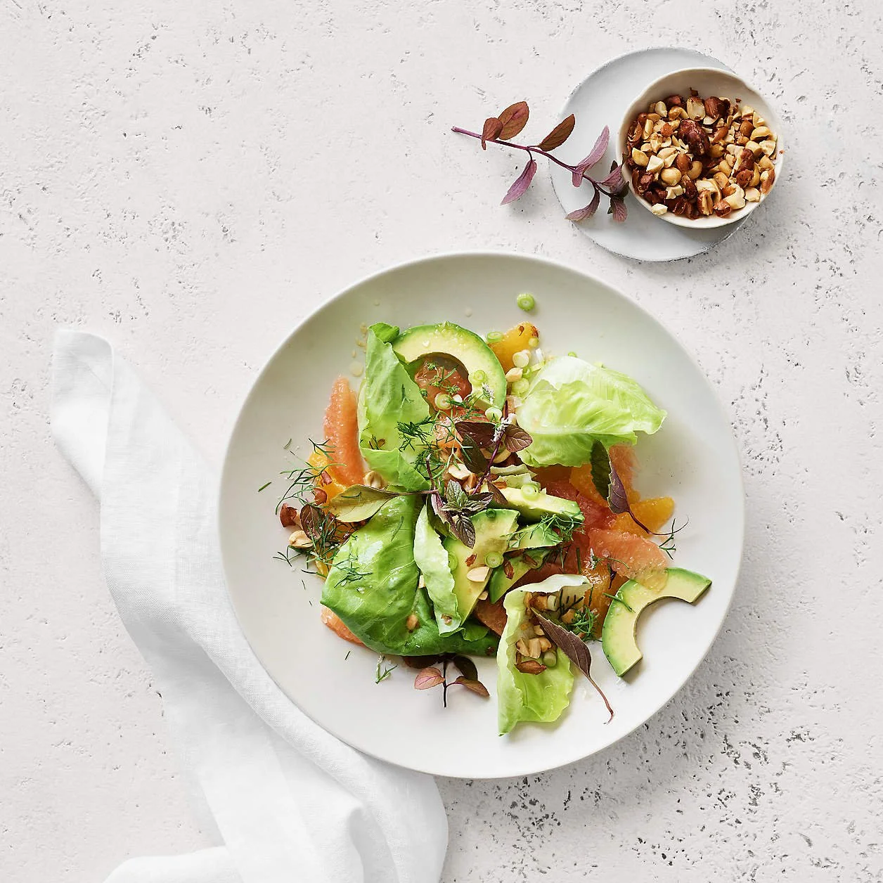 Our white plates serve as a timeless base for dinners, hors d’oeuvres, and desserts. Simple and versatile, they allow vibrant ingredients, thoughtful plating, and seasonal menus to truly shine.