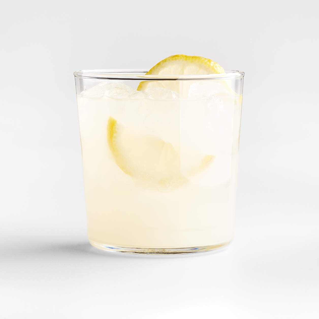 Clean, minimal water and beverage glasses bring a sense of lightness to the table. Their understated design keeps the focus on conversation, food, and shared moments.