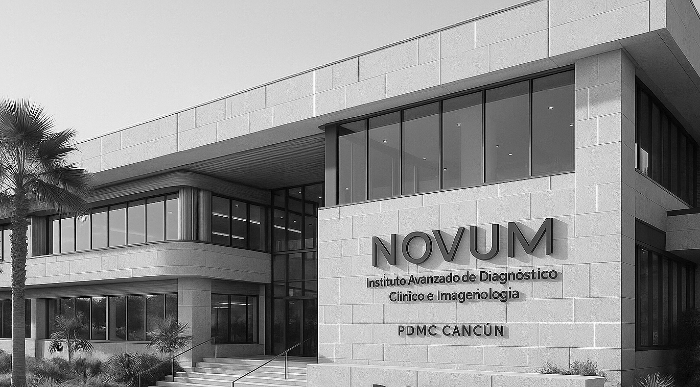 Edificio moderno con ventanas grandes y una señal que dice 'NOVUM, Instituto Avanzado de Diagnóstico Clínico e Imagenología, PDMC Cancún' en la fachada, rodeado de plantas y palmeras.