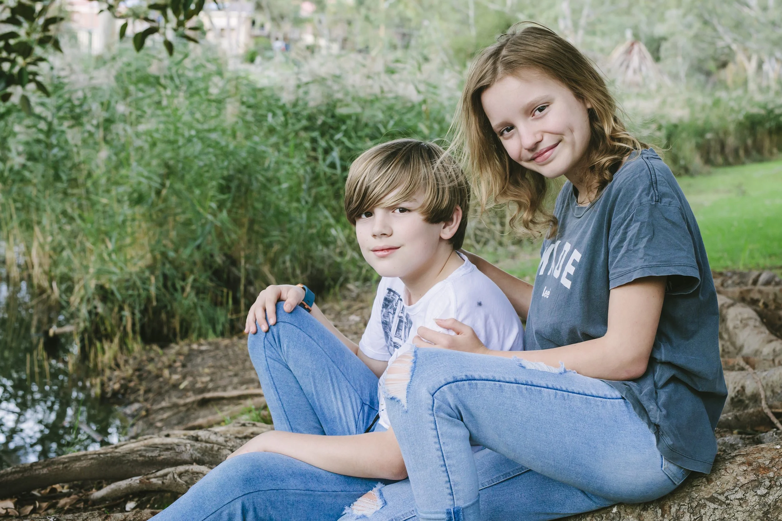 Brother-and-sister-photo-in-park