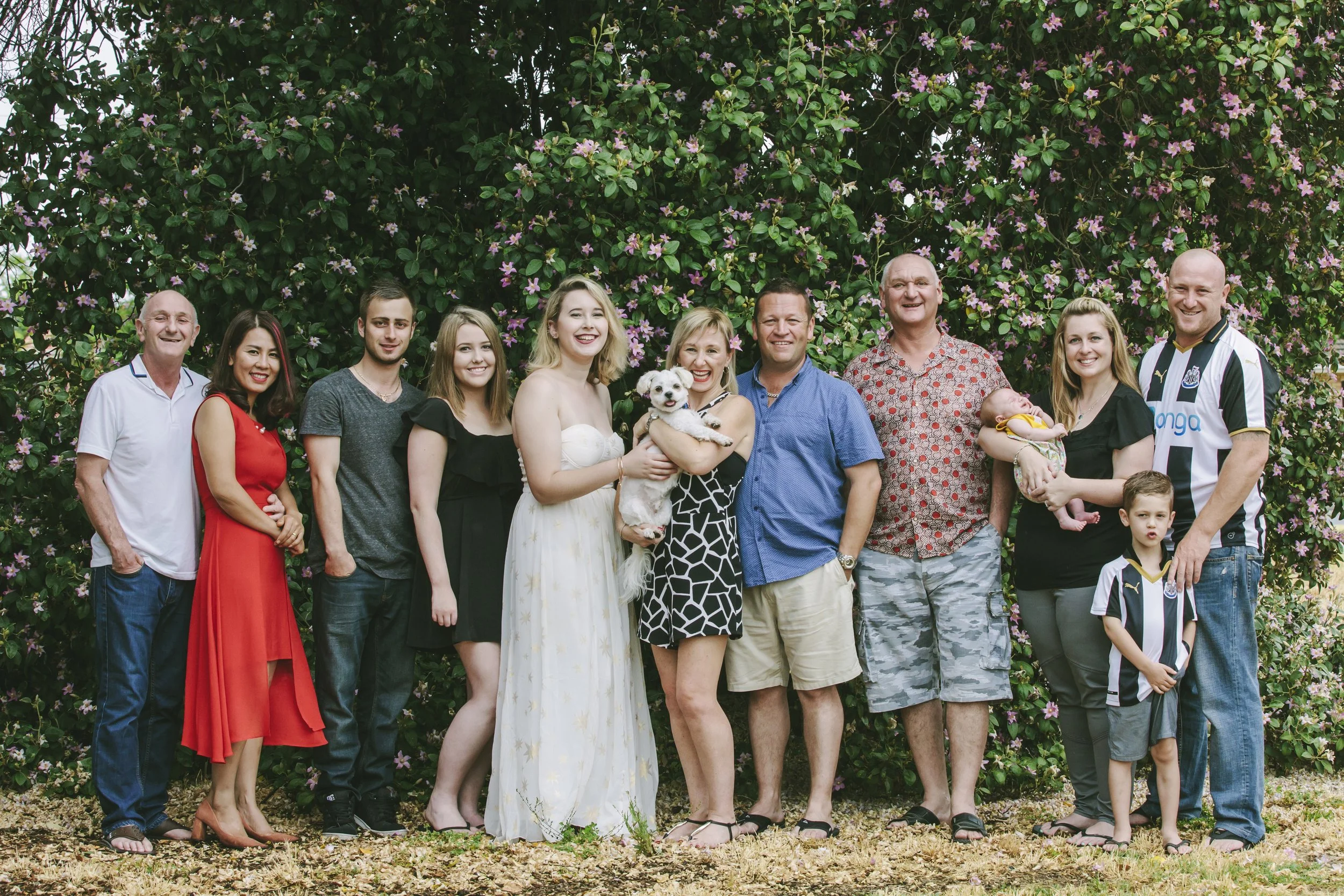 Extended-family-photo-in-park