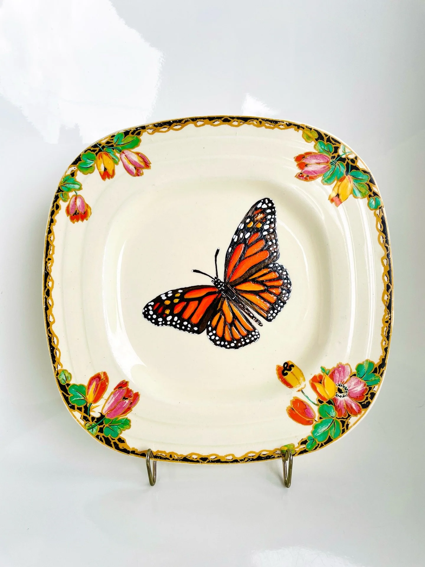 Monarch butterfly on retro plate. 
I immediately saw a monarch when I first spotted this plate.
Quite a lovely way to get in the mood for springtime. 

#monarchbutterfly #butterflyart #butterflyplate #handpaintedplate #plateart #troubleandstrifeceram