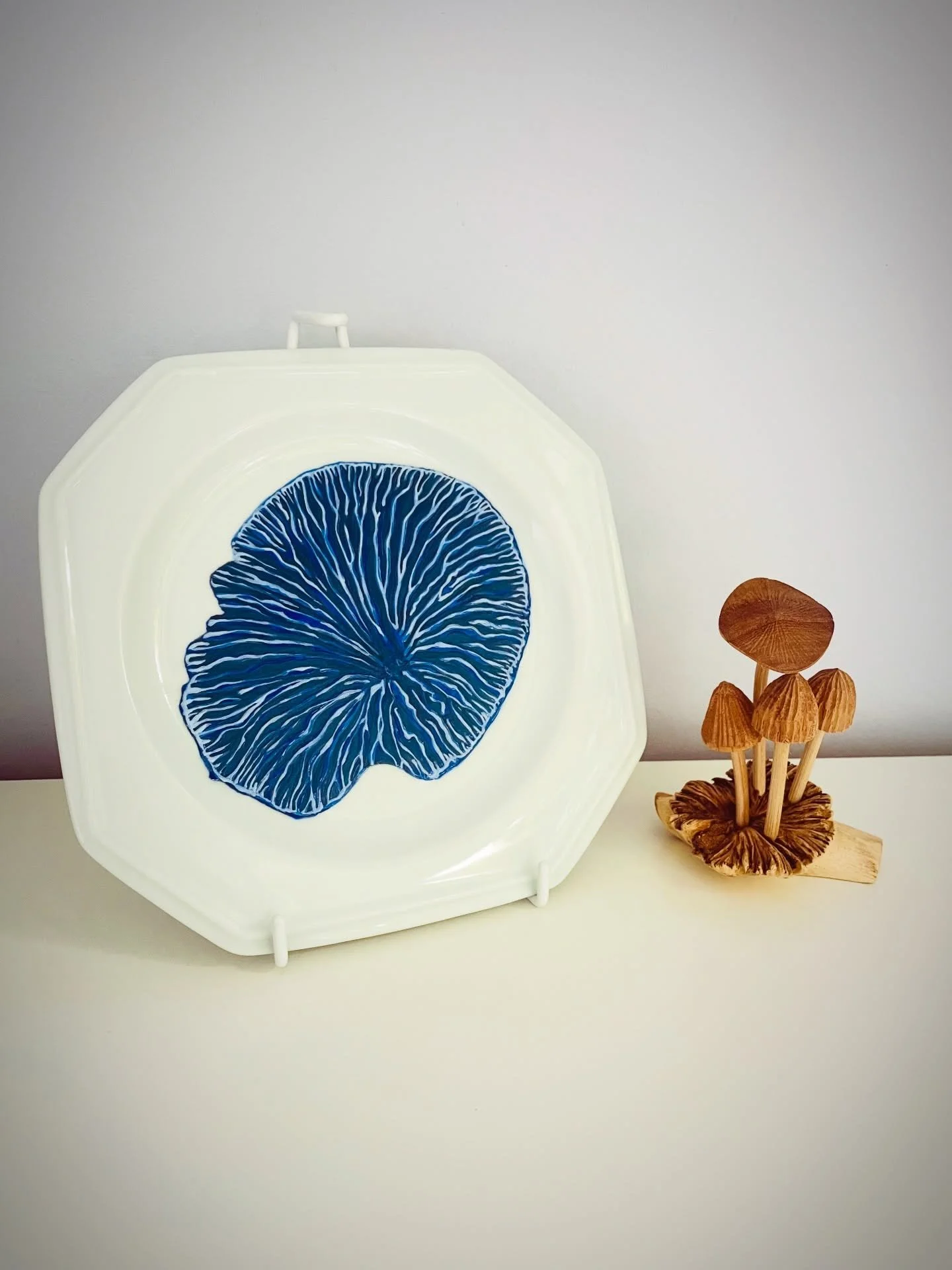 Werewere Kōkako gills.
Two very different plates featuring the same image, although painted with two distinct approaches. One was painted from light to dark, the other was painted from dark to light. Which one works best for you? 

#werewerekōkako #p