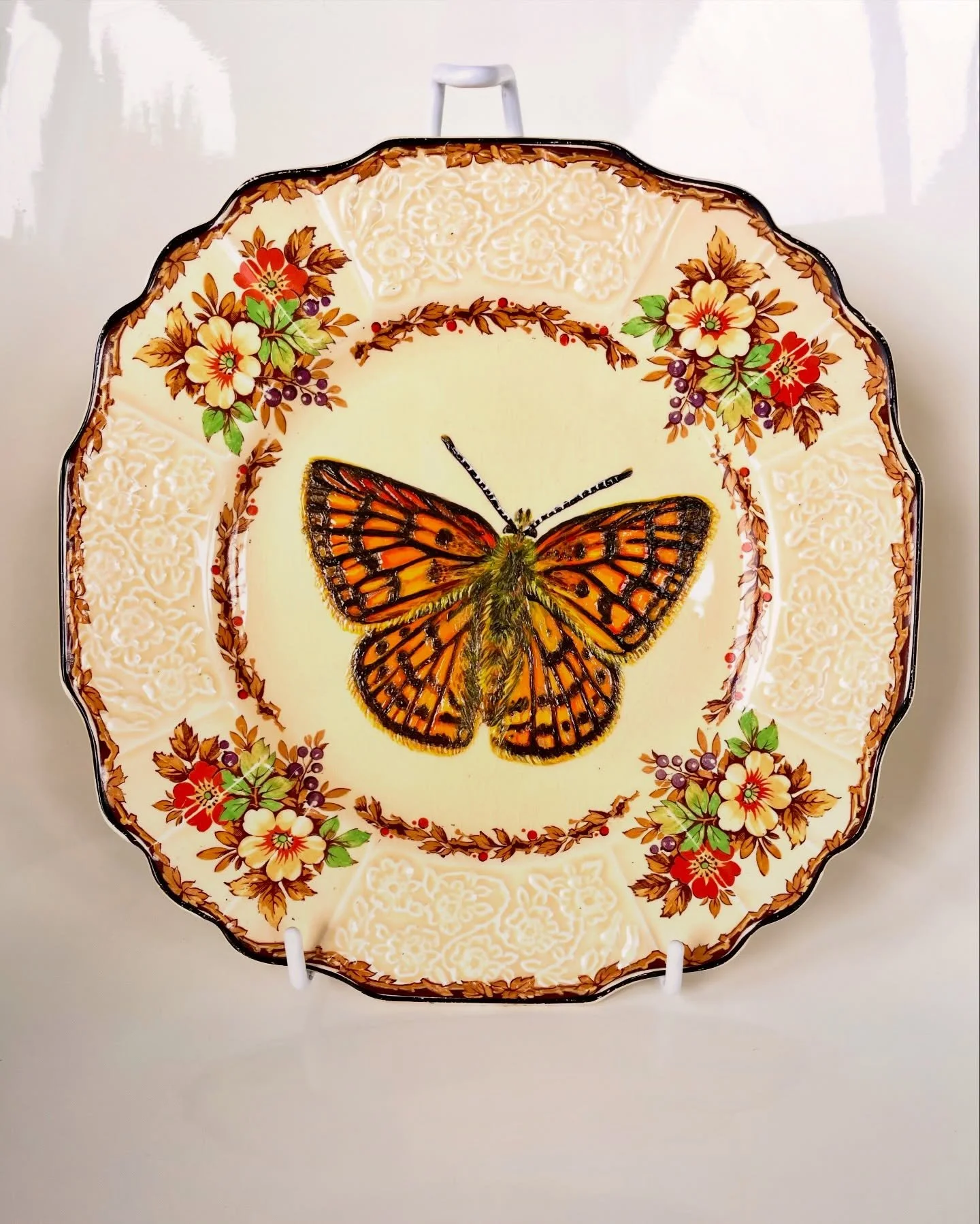 Rauparaha&rsquo;s Copper 

As soon as I saw this plate I knew what I would paint on it. I loved working in this! Tempted to keep this one for myself&hellip;

#rauparahascopper #handpaintedplate #troubleandstrifeceramics #nzendemic