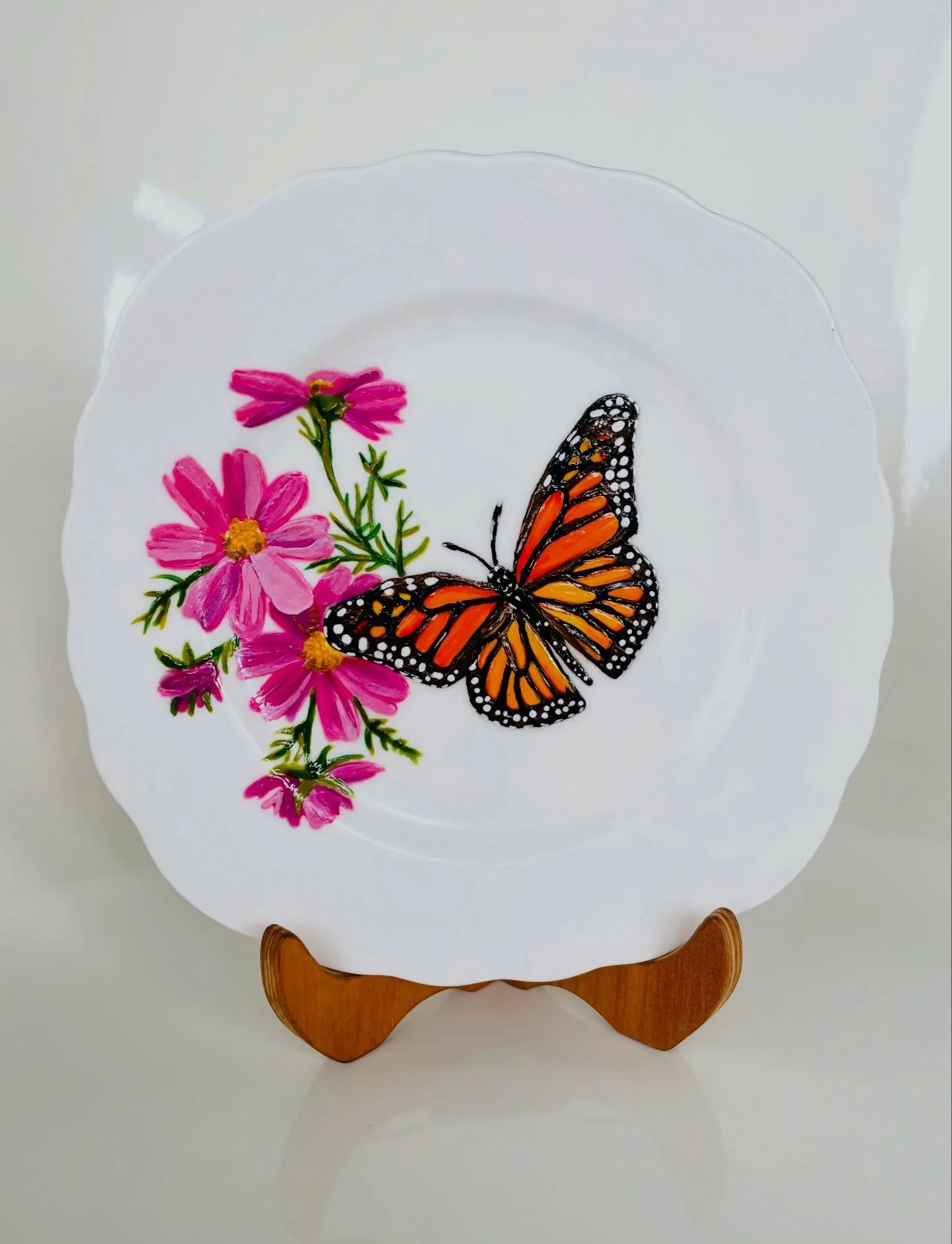 Monarch and Cosmos

Lovely to work on a colourful subject during such a cold and wet day. This plate came from a free box and needed quite a bit of work to make it ready to paint on. The original design on the plate had almost completely disappeared,