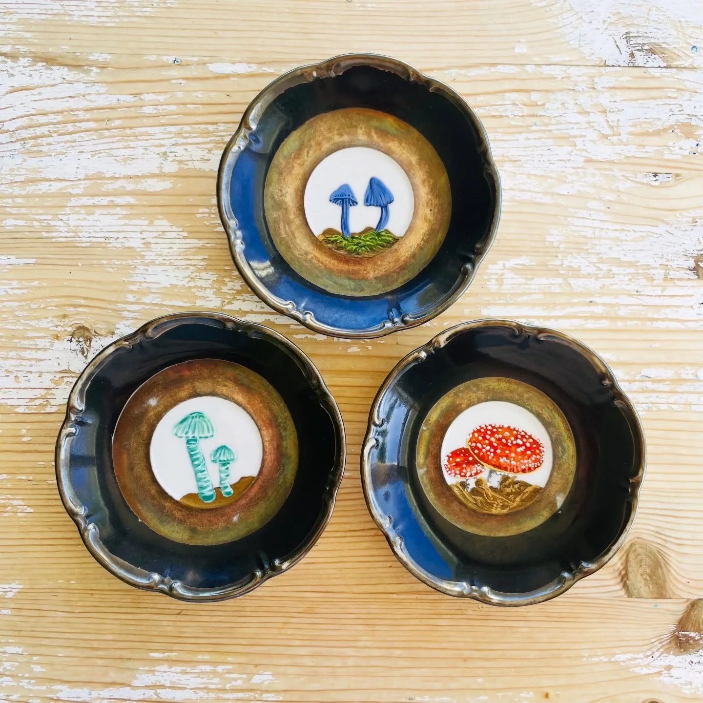 I love working on mini plates! Especially these ones! 
You can expect more miniatures in future, with a series of butterflies and moths on the way&hellip; eventually! 

You can find this trio alongside me at @thegoodemarket.nz tomorrow, 10am - 3pm at