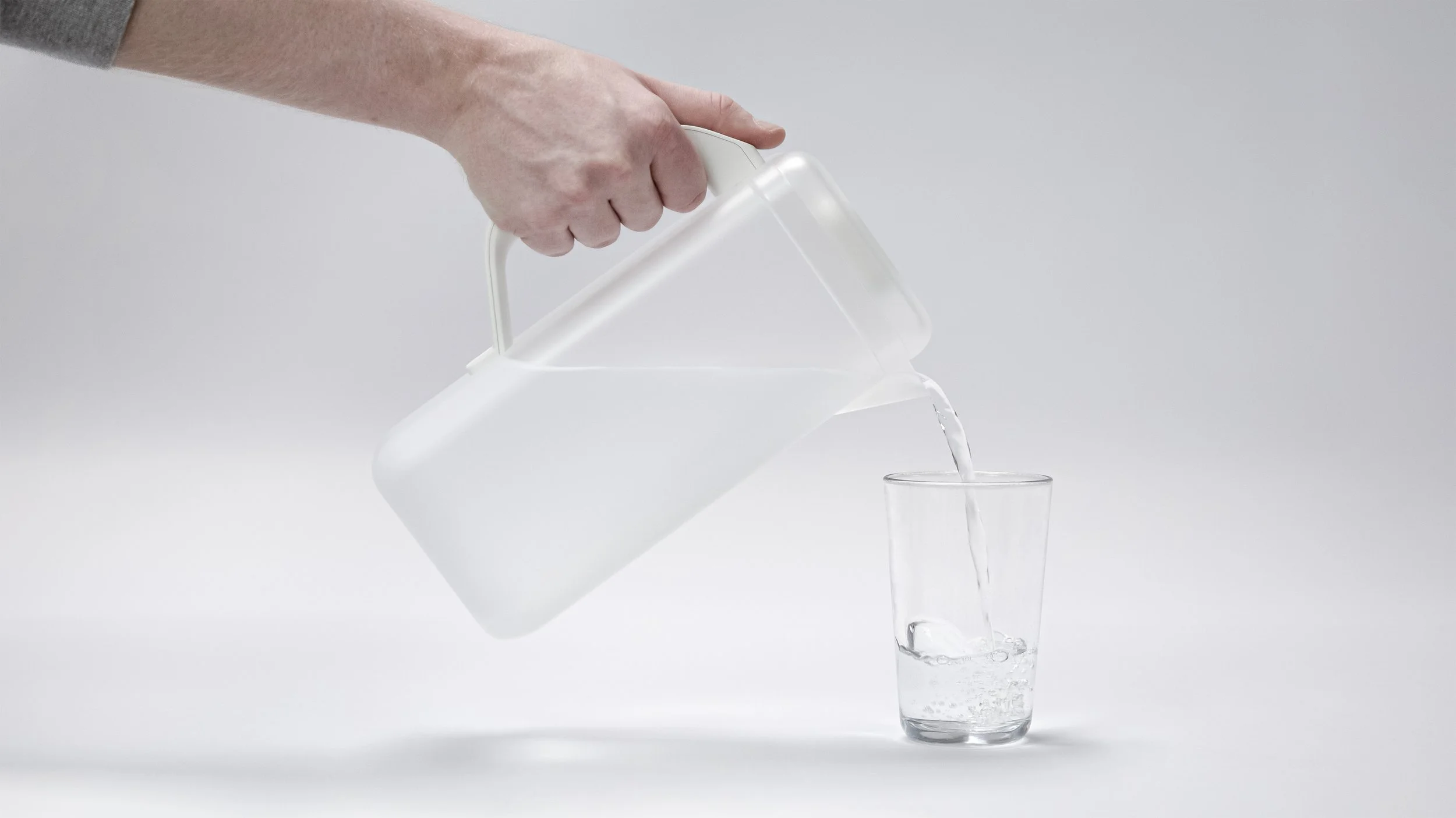 bould_spout_studio_pitcher_pour_001_3840x2160_rgb.jpg