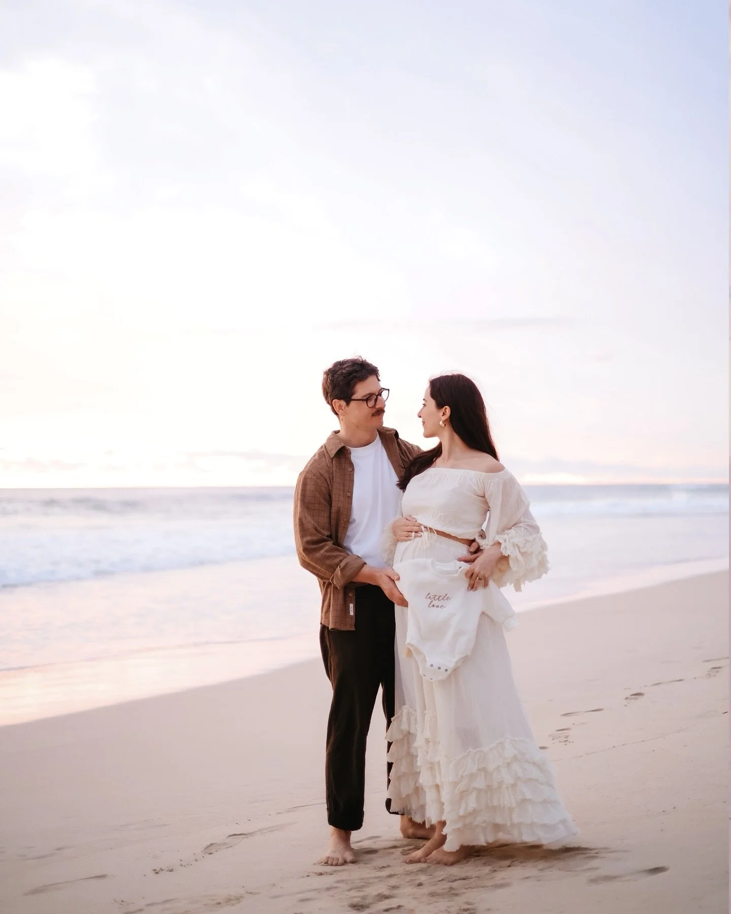 Golden hour magic 🌅✨ This stunning mum-to-be and dad-to-be soaking in the beauty of the beach and that perfect sunset glow. There&rsquo;s something so peaceful about capturing these sweet moments before baby arrives. 💫🌼 

This gorgeous glowing Mam
