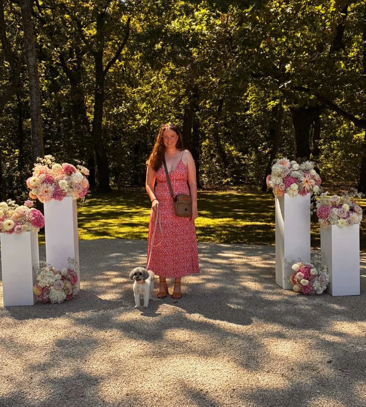 Meet Izzy 🩷 This tiny gal became my best pal a few weeks ago at her parents wedding! 💒 I met Izzy on site with the Groom, we hung out for about an hour prior to the ceremony so that Izzy could get situated and feel comfortable, Izzy then came down 