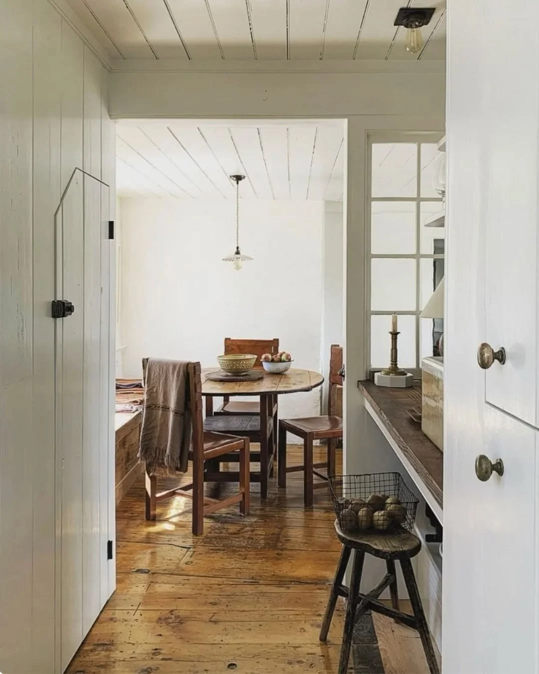 Beaut&eacute; du parquet et charme des meubles anciens dans cet maison minimaliste.

Bon dimanche ☀️

#ardeche, #maisondecampagne, #decorationinterieur, #immobilierlocal, #immobilierardeche