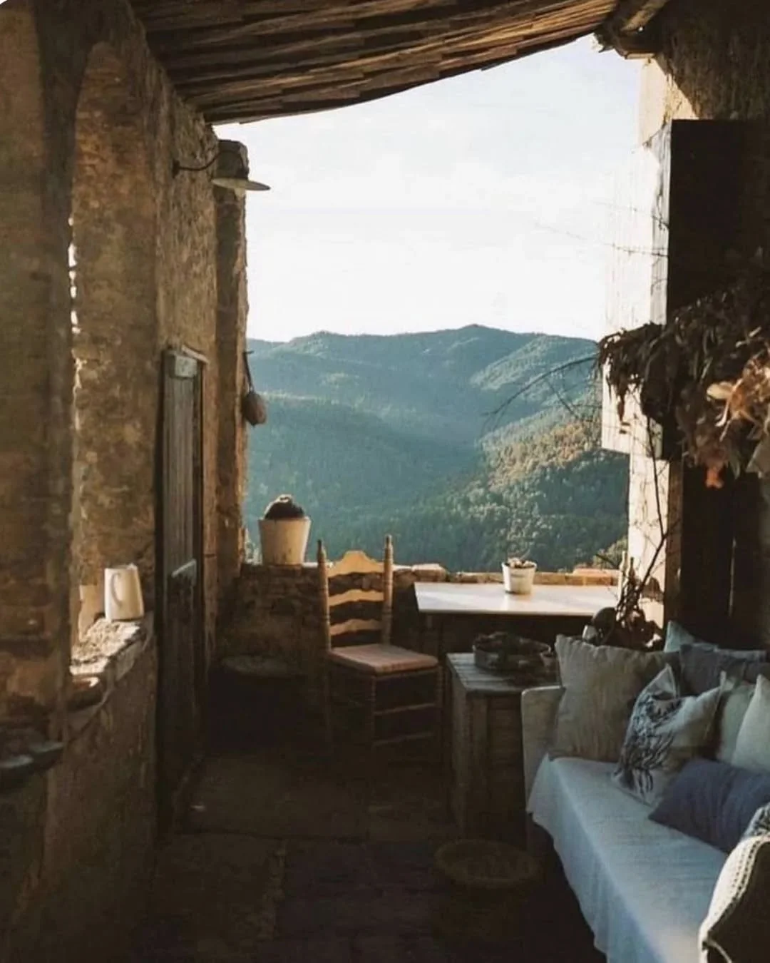 Imaginez-vous ici... Une maison en pierres, le charme authentique, la chaleur des mat&eacute;riaux naturels... et cette vue &agrave; couper le souffle sur la nature 💚

Un lieu rare, qui invite &agrave; ralentir, &agrave; respirer et &agrave; vivre e