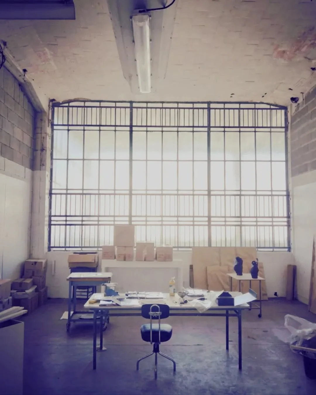 Regard sur un lieu de travail.

Un espace fa&ccedil;onn&eacute; au fil des jours, habit&eacute; par des gestes r&eacute;p&eacute;t&eacute;s, des id&eacute;es en cours, des silences aussi.

Les lieux de travail racontent souvent bien plus qu'une activ