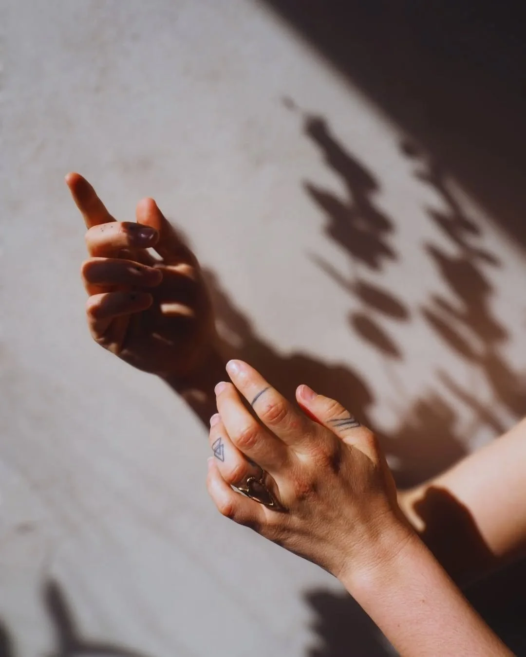 Il y a quelques jours, j'ai eu la chance d'&ecirc;tre contact&eacute;e par @oceane_fie pour r&eacute;aliser un shooting photo. Elle avait besoin d'images pour lancer son futur cours de yoga. Un moment tout en douceur et en lumi&egrave;re ✨️