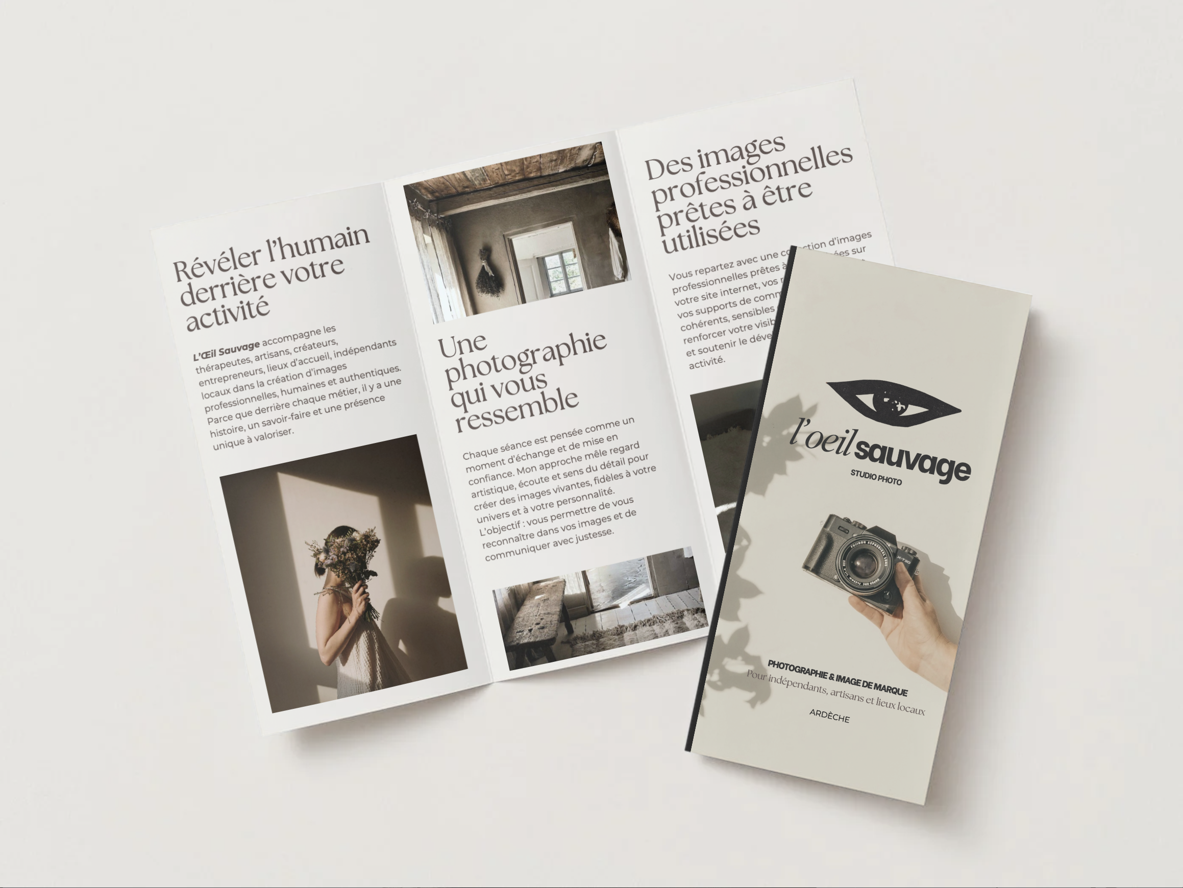 Flyer et brochure pour le studio photo 'L'œil Sauvage', montrant un logo avec un œil stylisé et une caméra, ainsi que des pages avec du texte et des images de photographies.